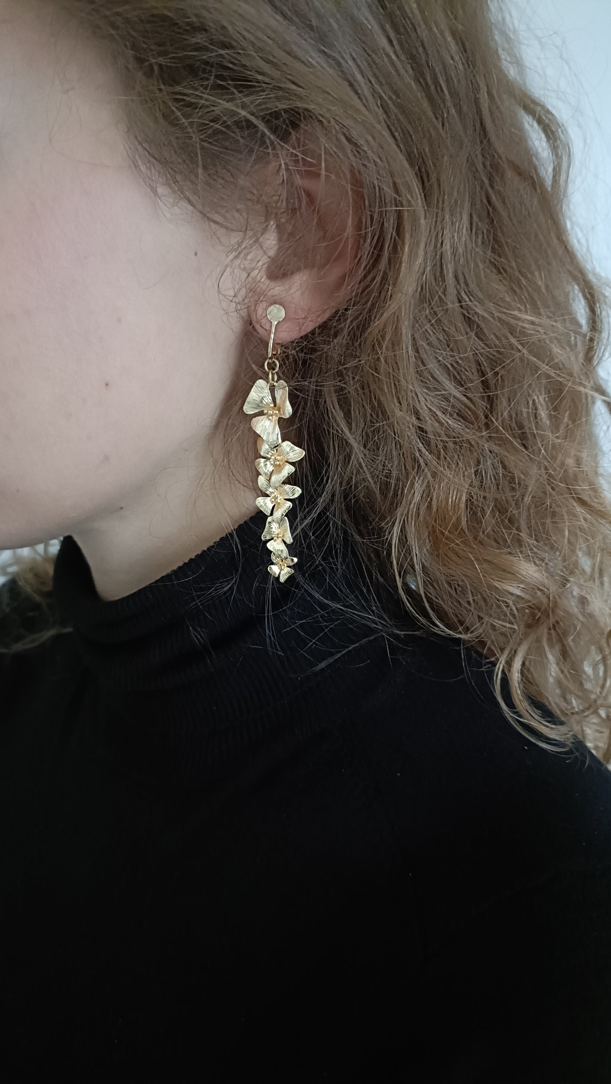 Ambroisine, boucles d'oreilles clips dorées, grandes fleurs pendantes, dorées 18K, également en percées ou cabochons