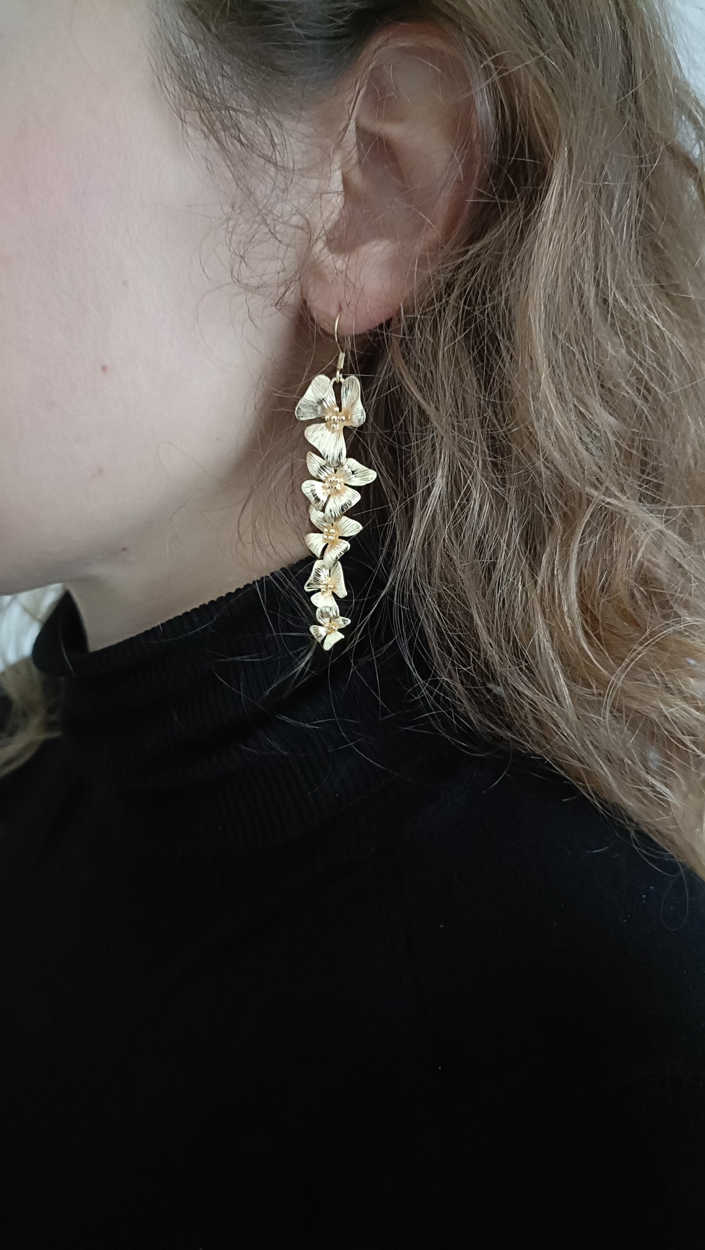 Ambroisine, les longues boucles d'oreilles fleurs pendantes, puces et flerus dorées or fin