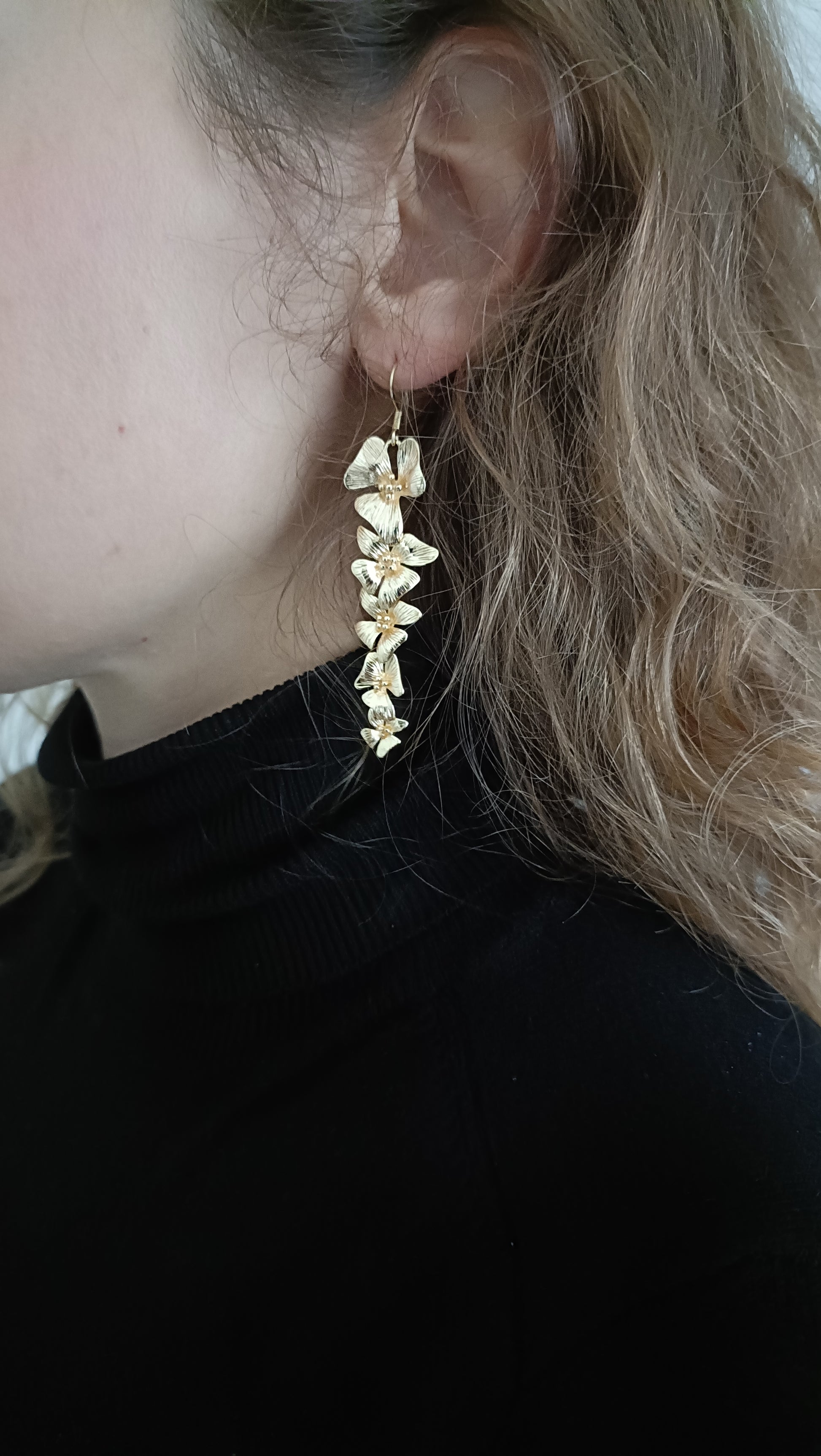Ambroisine, les longues boucles d'oreilles fleurs pendantes, puces et flerus dorées or fin
