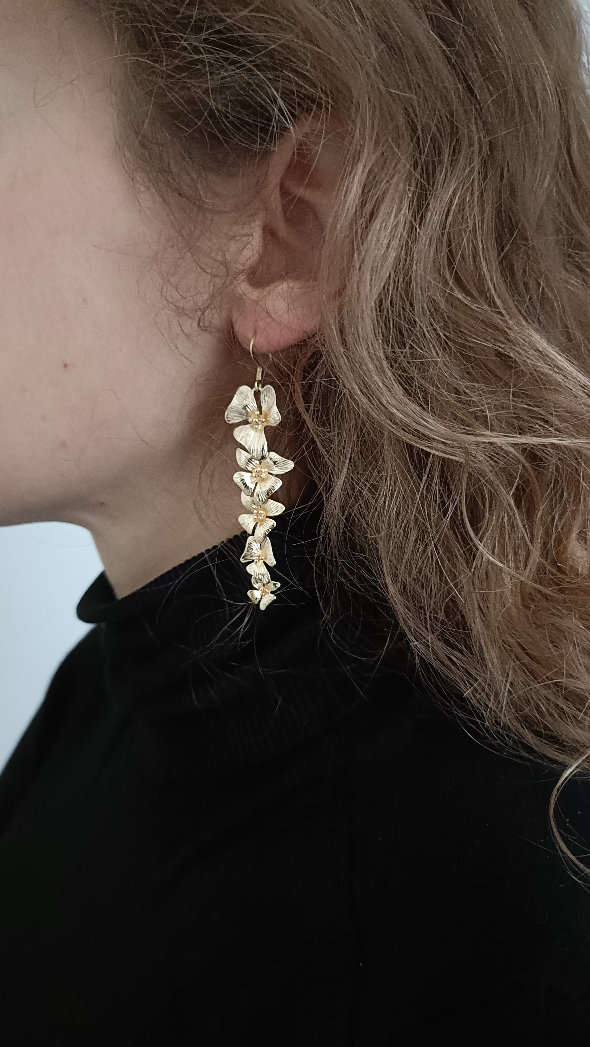 Ambroisine, les boucles d'oreilles dorées fleurs pendantes 18K, également disponibles en clips simples ou cabochons