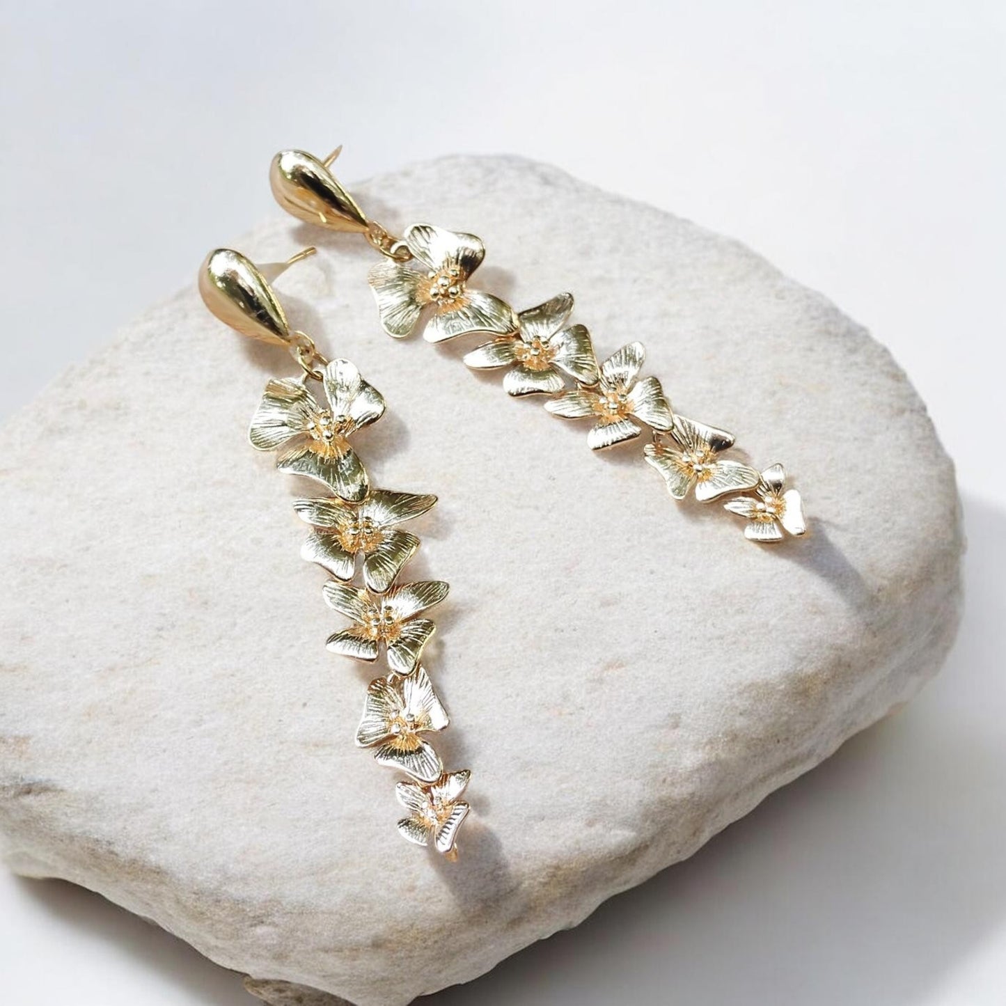 Ambroisine, les longues  boucles d'oreilles pendantes, puces et fleurs dorées or fin  