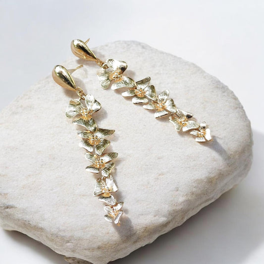 Ambroisine, les longues  boucles d'oreilles pendantes, puces et fleurs dorées or fin  