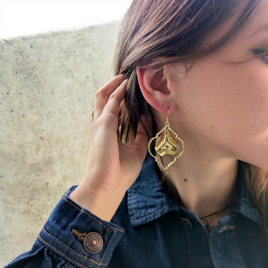 Anastasia, les grandes boucles d'oreilles et pétales dorés or fin, crochets ou clips