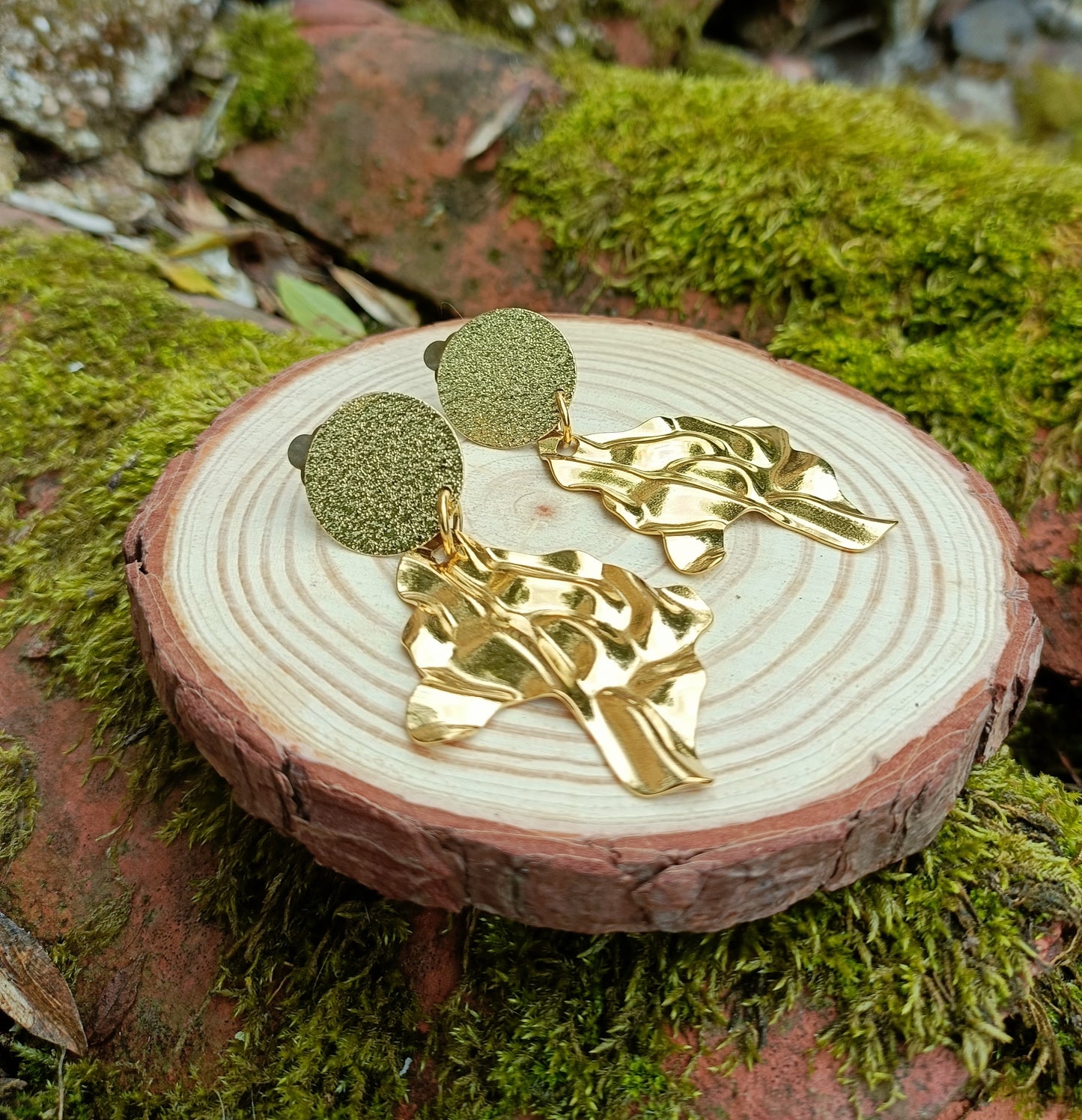 Arabesques, les boucles d'oreilles dorées or fin martelées, percées ou clips