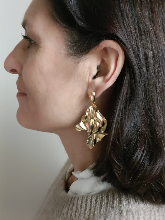 Arabesques, les boucles d'oreilles dorées or fin martelées, percées ou clips