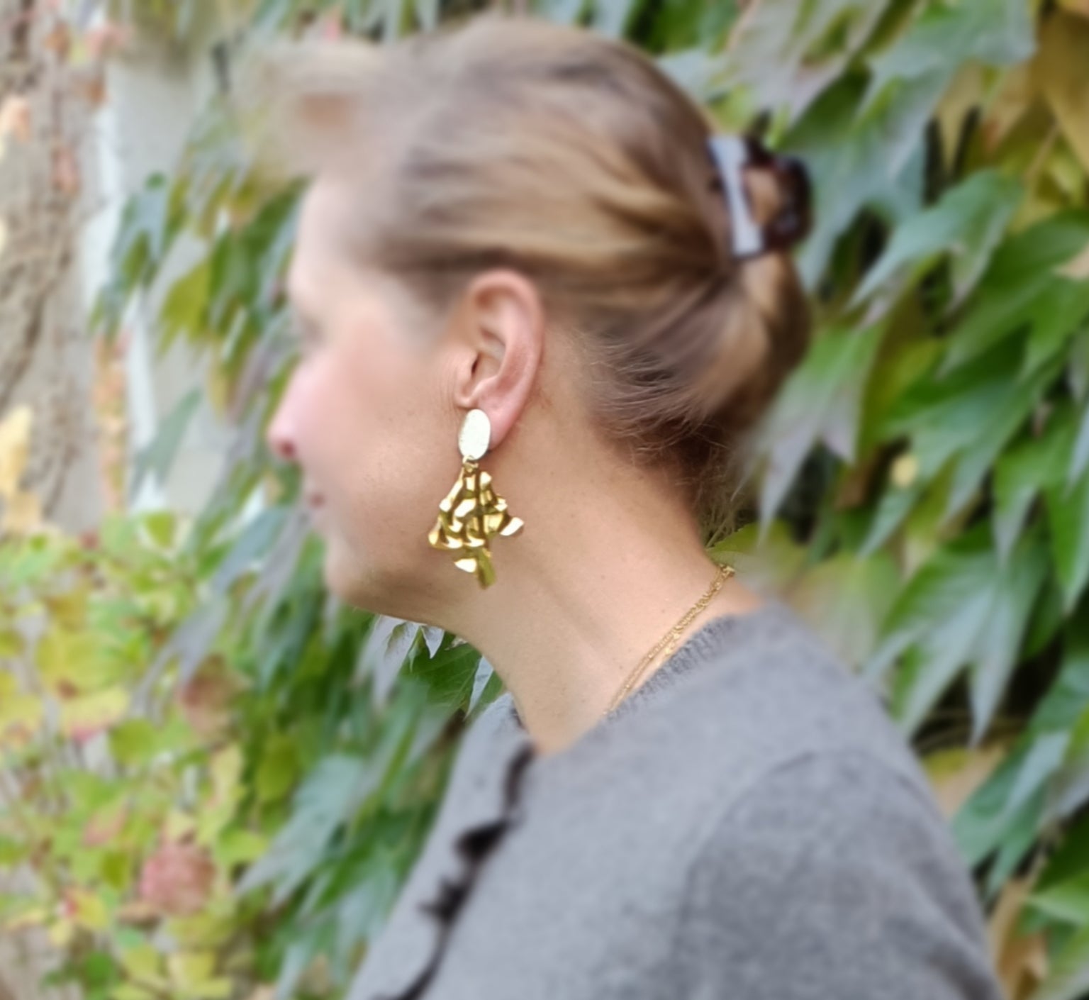 Arabesque, les grandes boucles d'oreilles dorées or fin , losanges irréguliers martelés, avec puces dorées or fin ou clips dorés martelés en laiton de très bonne tenue 