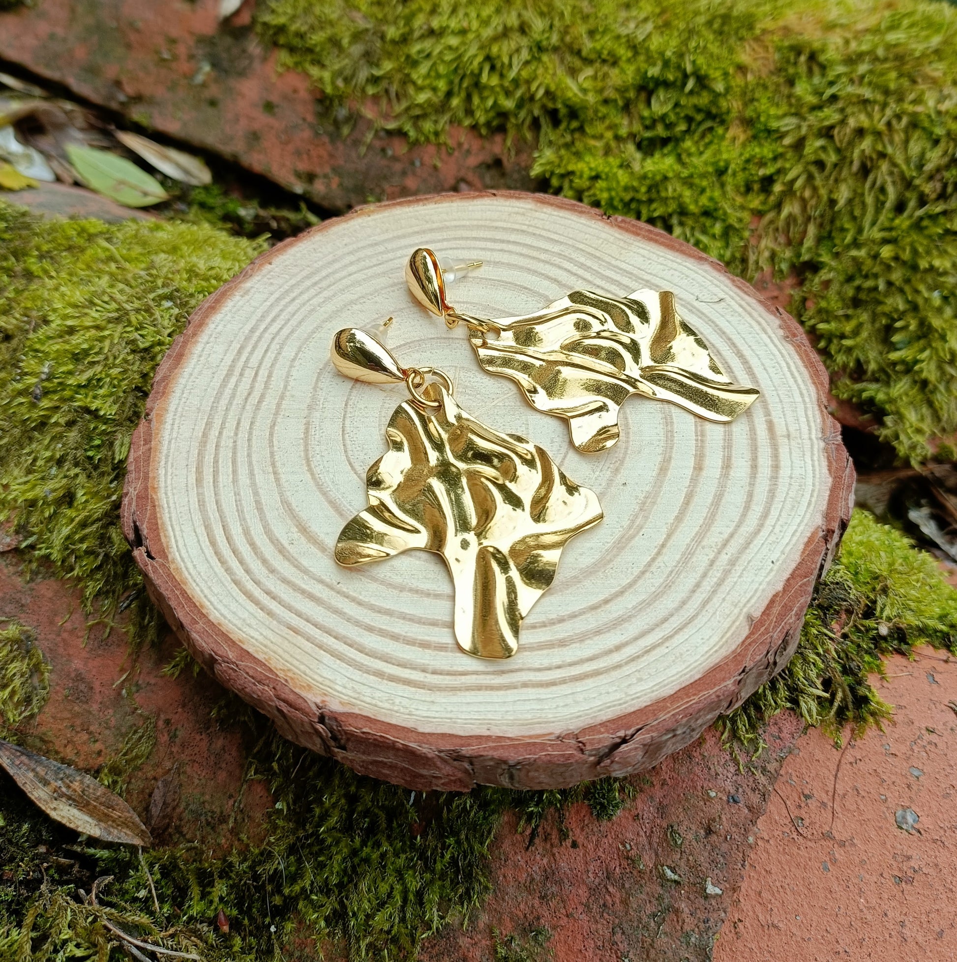 Arabesque, les grandes boucles d'oreilles dorées or fin de forme losange irrégulier martelé, avec puces dorées or fin ou clips dorés martelés en laiton de très bonne tenue