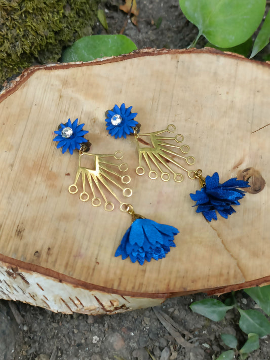 Athénais, les grandes boucles d'oreilles clips fleurs bleu vif indolores, estampes dorées et fleurs bleu vif en tissu modèle unique !