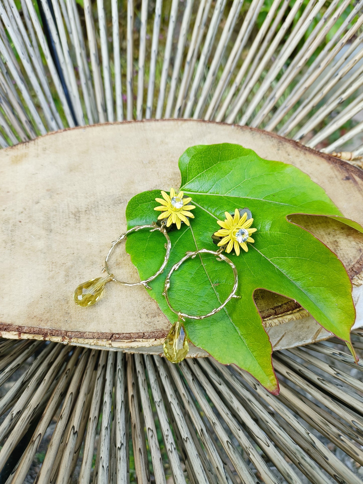 Athénais, les boucles d'oreilles clips fleurs jaunes indolores, cercles dorées or fin et perles gouttes jaunes facettées en cristal