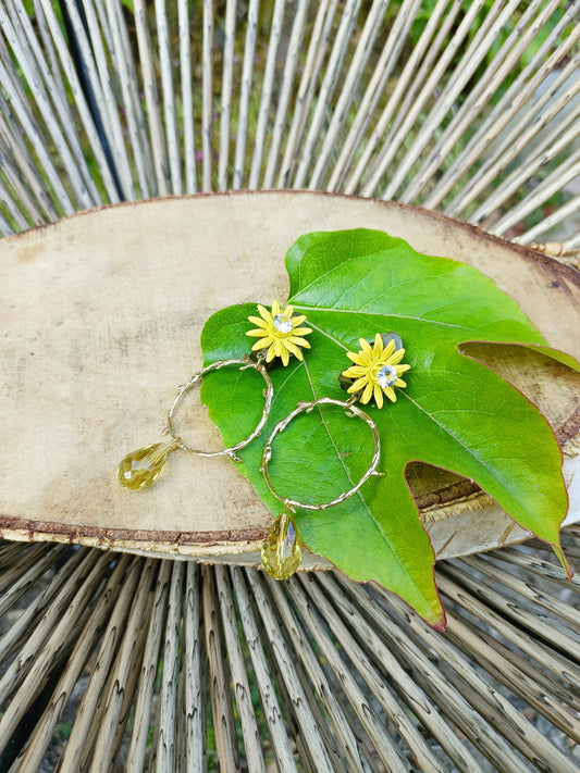 Athénais, les boucles d'oreilles clips fleurs jaunes indolores, cercles dorées or fin et perles gouttes jaunes facettées en cristal
