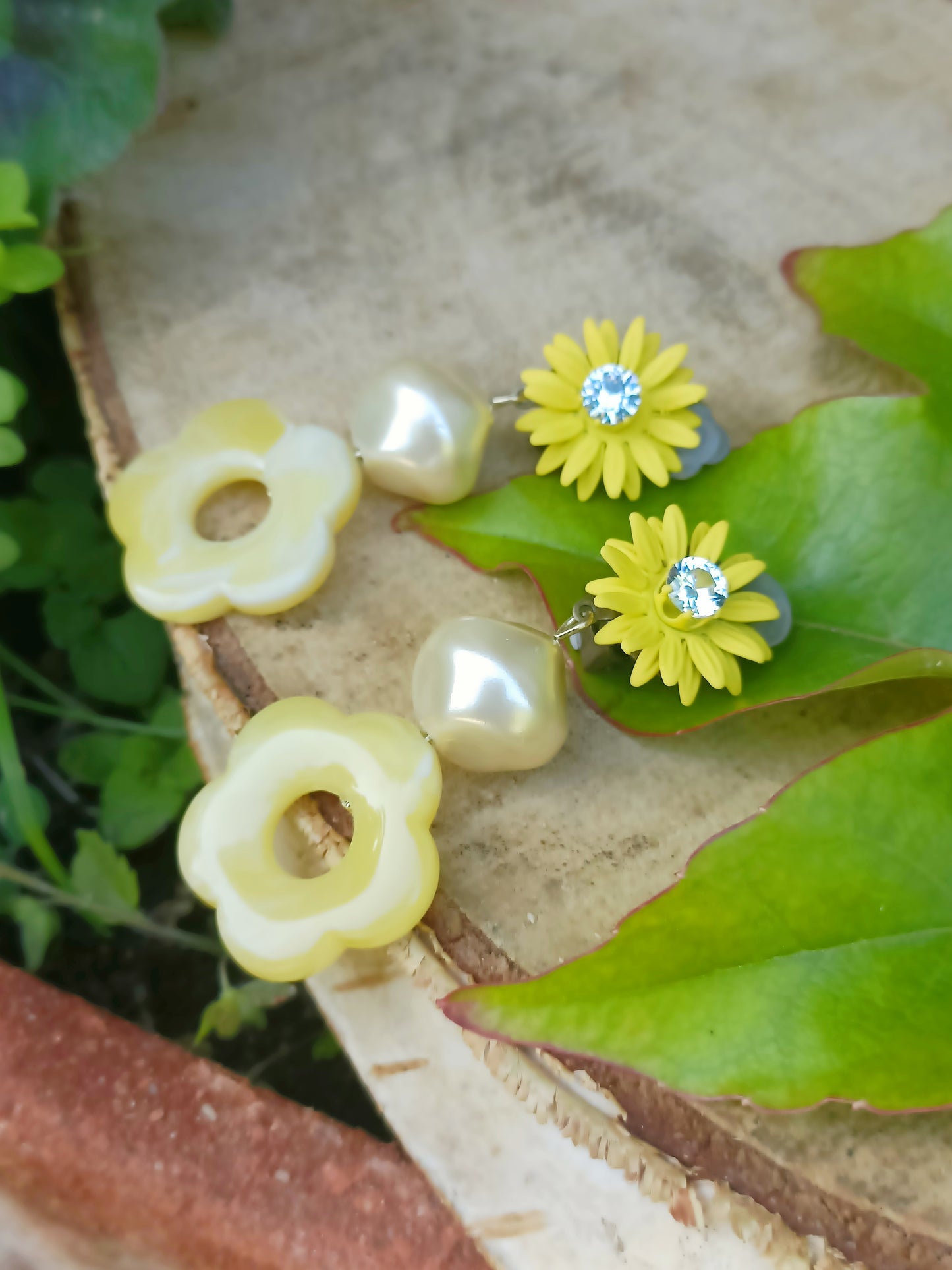 Athénais, les boucles d'oreilles clips fleurs jaunes indolores, perles blanches en verre et fleurs jaunes marbrées en acrylique