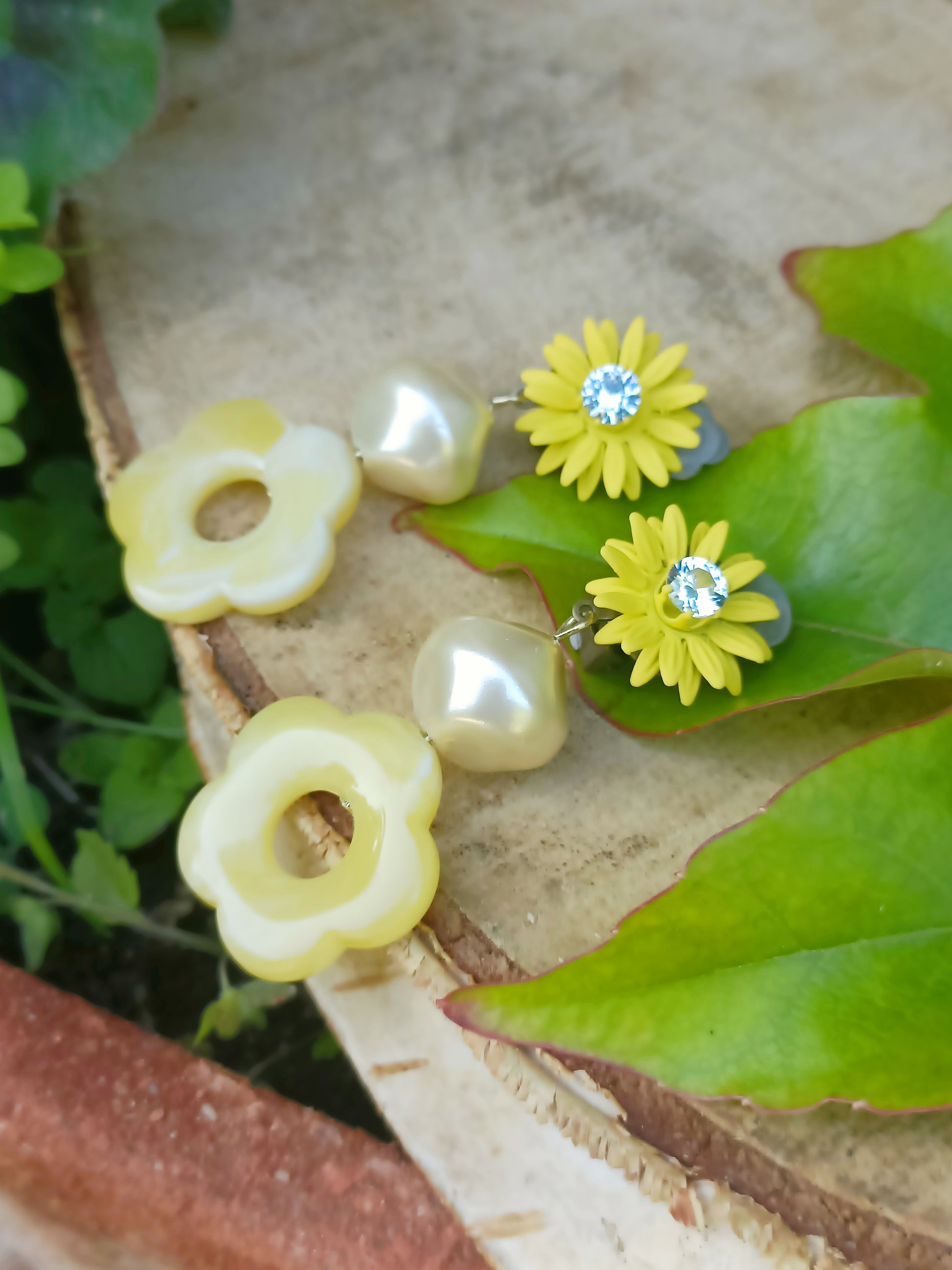 Athénais, les boucles d'oreilles clips fleurs jaunes indolores, perles blanches en verre et fleurs jaunes marbrées en acrylique