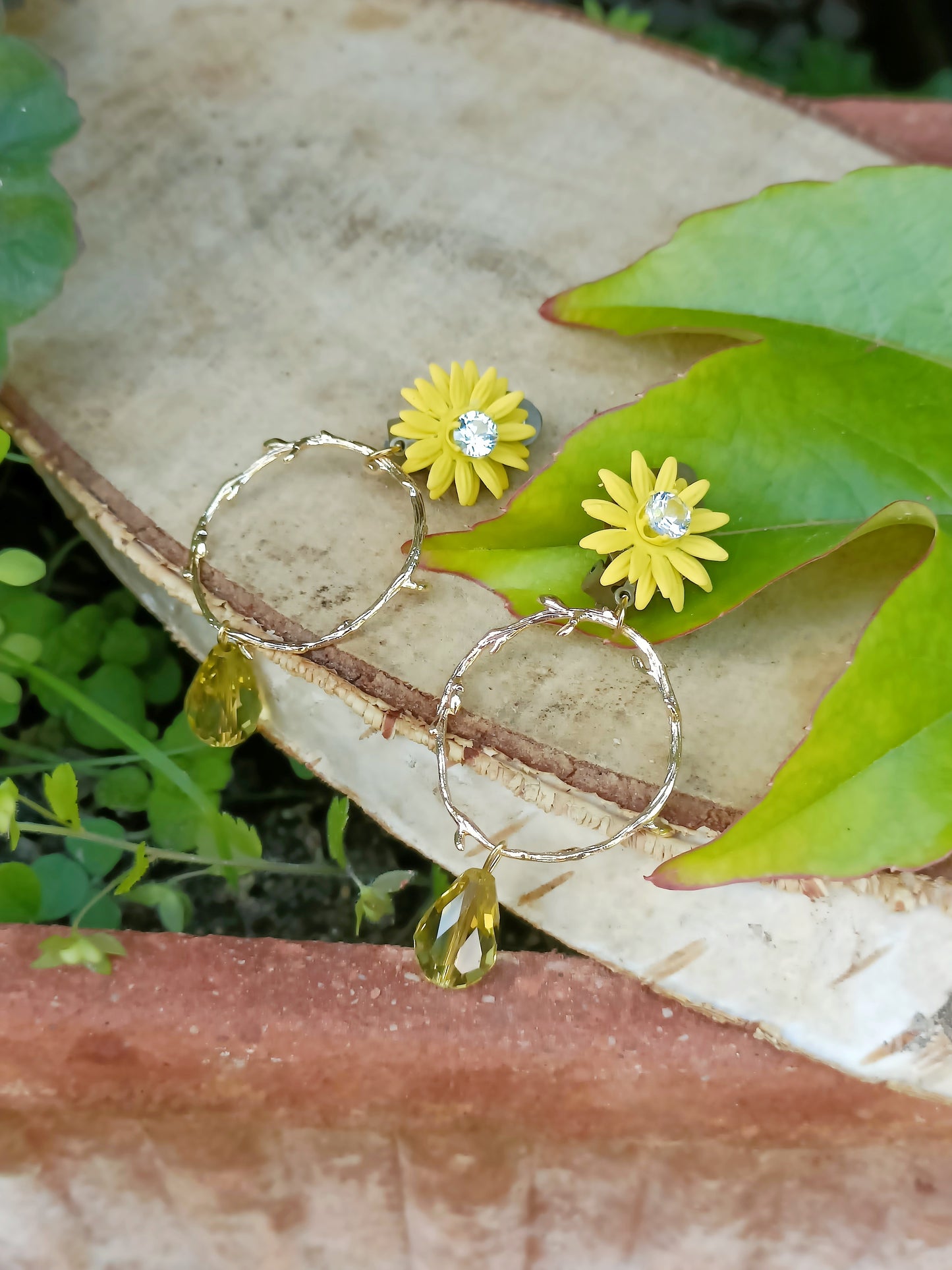 Athénais, les boucles d'oreilles clips fleurs jaunes indolores, cercles dorés or fin asymétriques et perles gouttes jaunes facettées en cristal