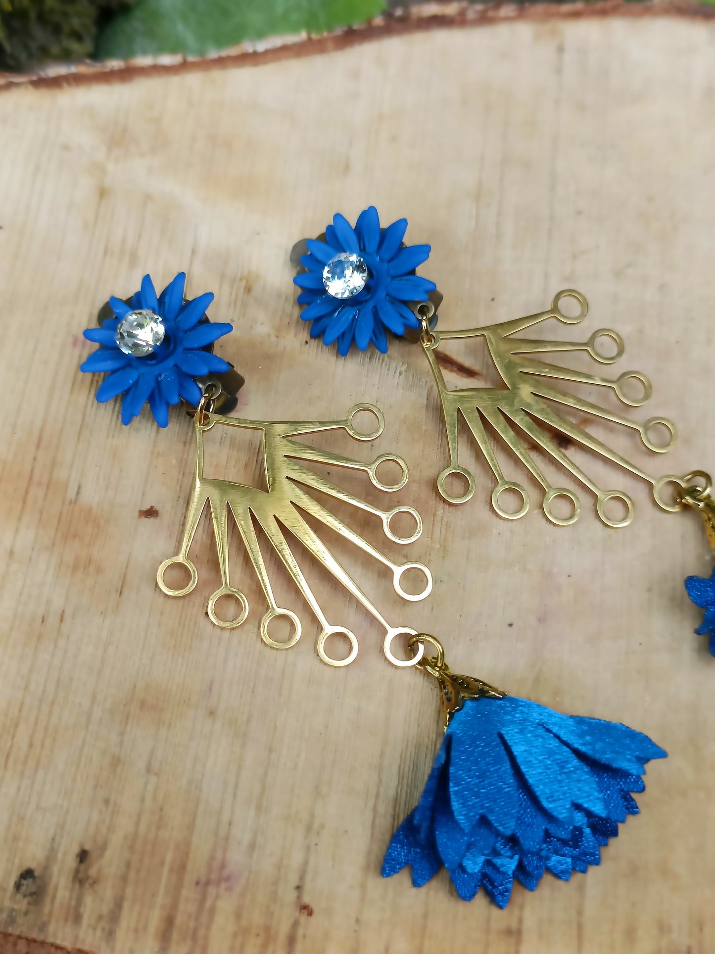 Athénais, les grandes boucles d'oreilles clips bleu vif