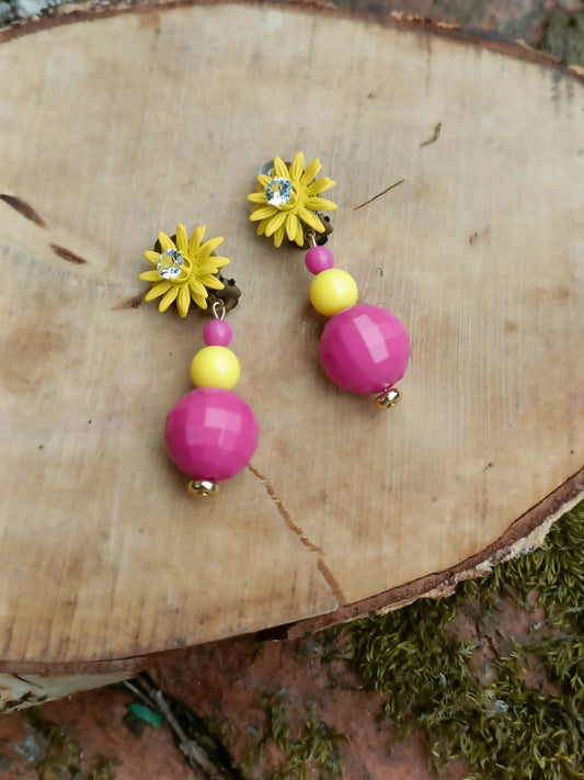 Athénais, les boucles d'oreilles clips fleurs jaunes indolores , perles fushia et jaunes en acrylique