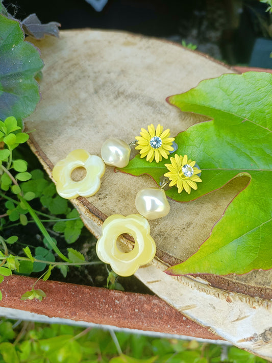 Athénais, les boucles d'oreilles clips fleurs jaunes indolore, perles blanches en verre et fleurs jaunes marbrées en acrylique