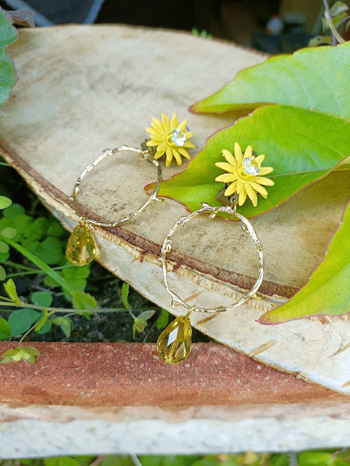 Athénais, les boucles d'oreilles clips fleurs jaunes indolores , estampes rondes asymétriques dorées or fin et perles gouttes en cristal facetté