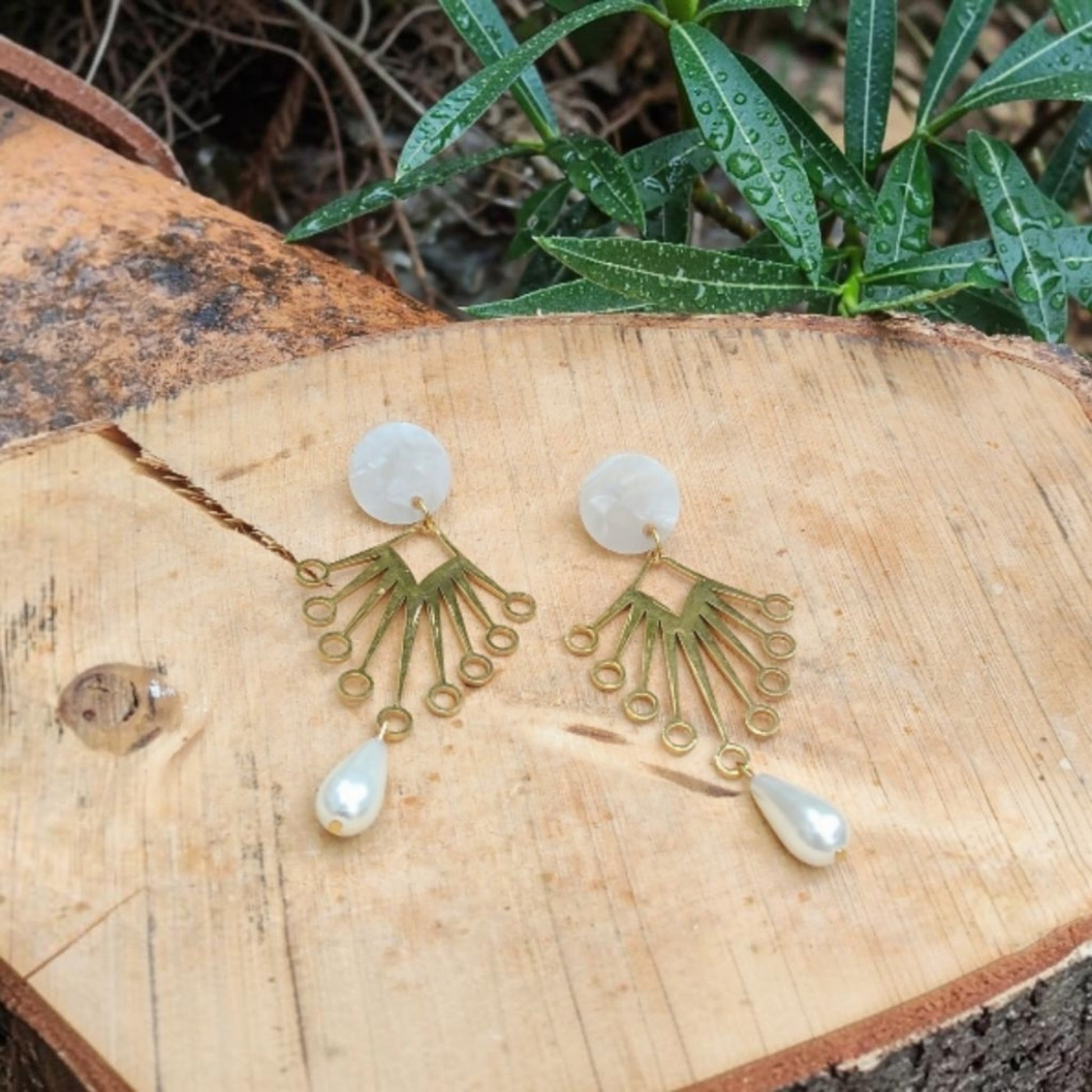 Athénais, les grandes boucles d'oreilles dorées en acier inoxydable, puces blanc marbré en acrylique et perles gouttes blanches en verre