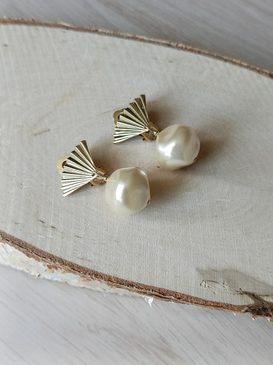 Aude, les boucles d'oreilles clips éventails dorés or fin et perles blanches baroques