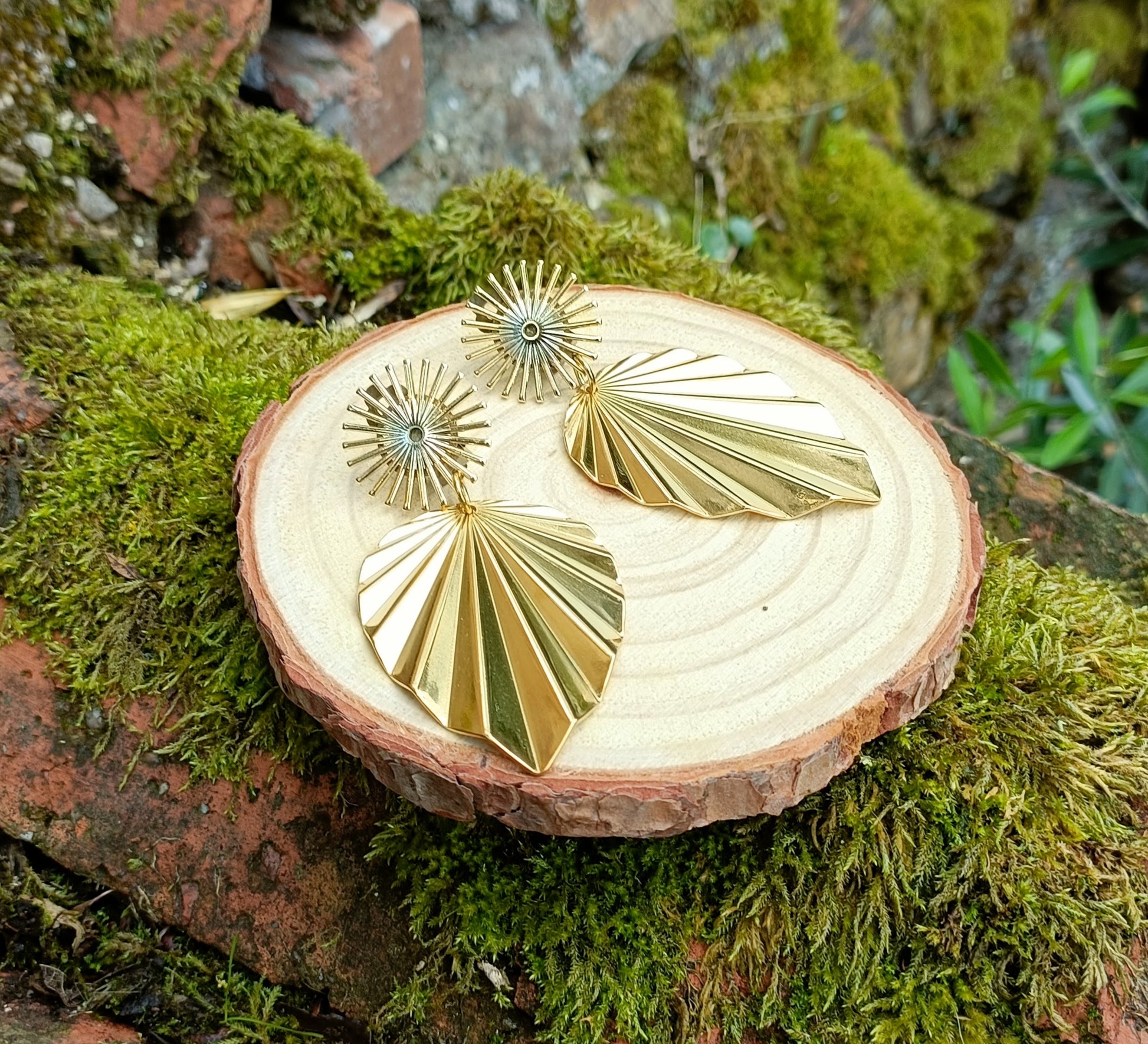 Augustine, les grandes boucles d'oreilles clips soleil et feuilles striées dorés or fin