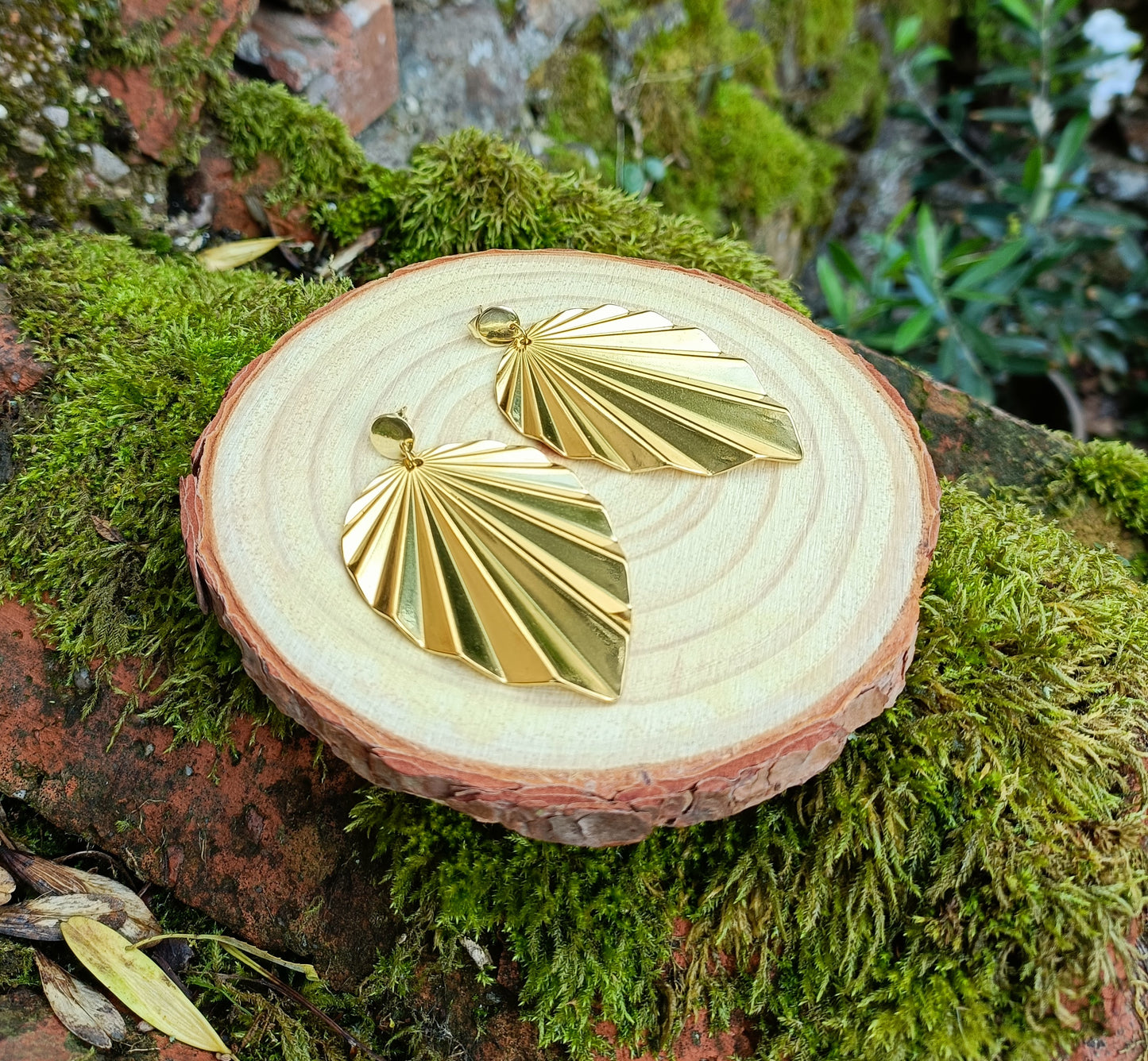 Augustine, les grandes boucles d'oreilles puces et feuilles dorées or fin