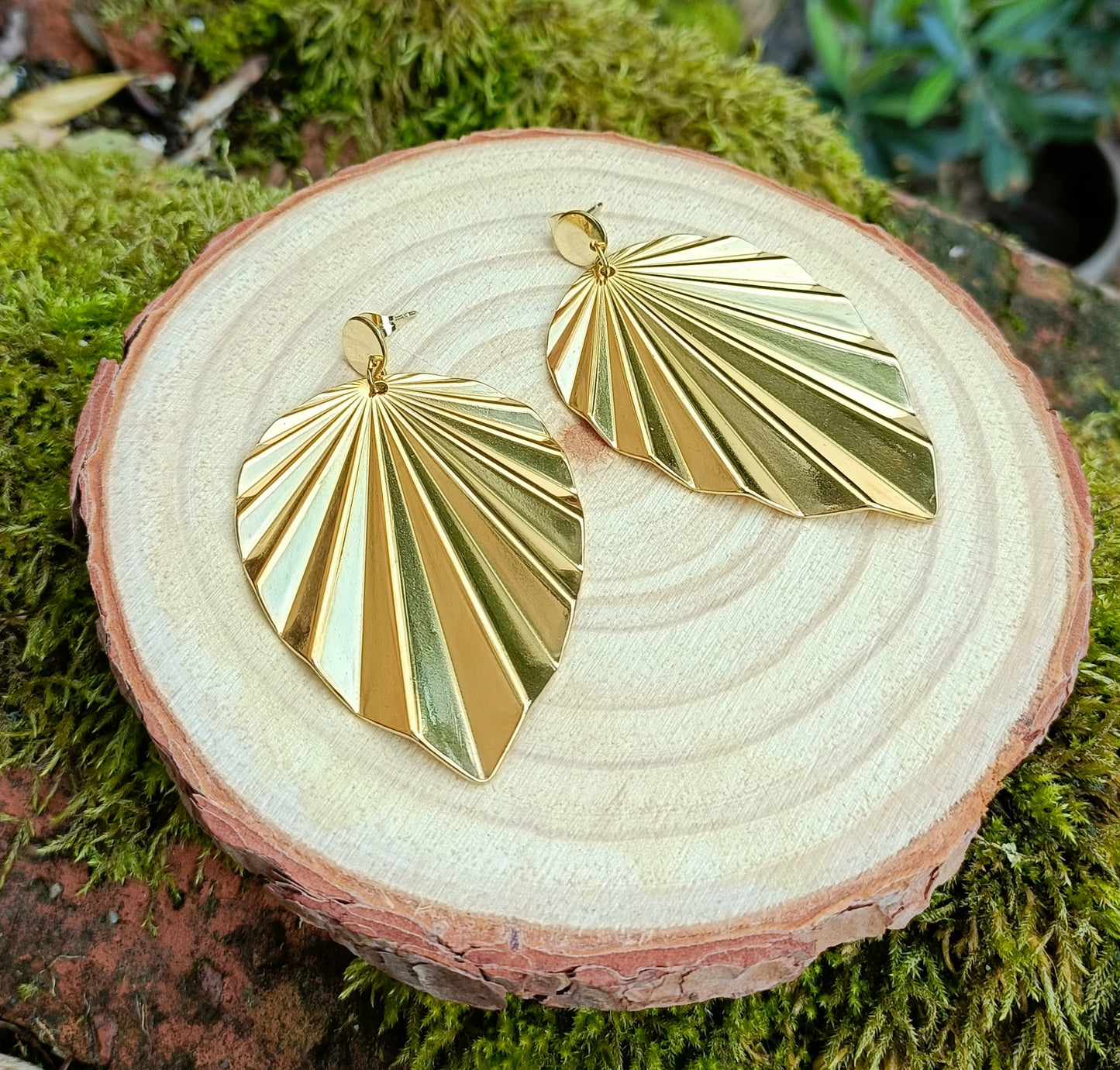 Augustine, les grandes boucles d'oreilles puces et feuilles dorées or fin