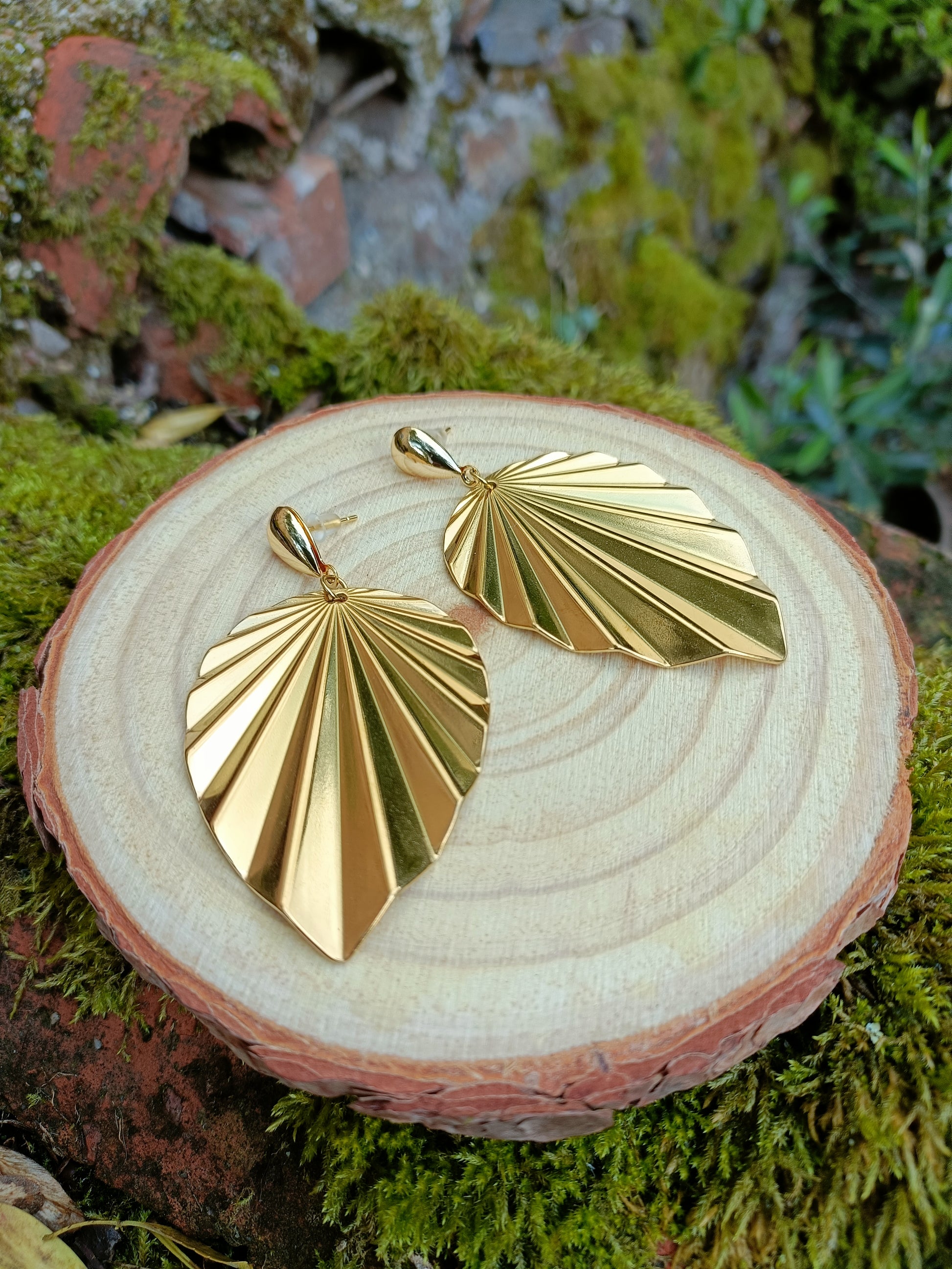 Augustine, les grandes boucles d'oreilles puces larmes et feuilles dorées or fin 