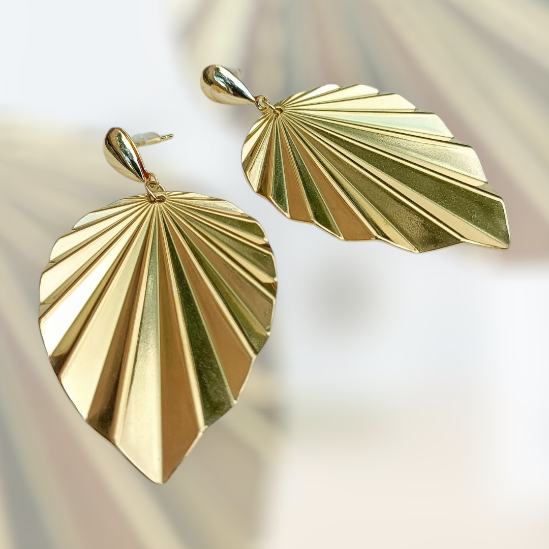 Augustine, les grandes boucles d'oreilles puces et feuilles dorées or fin