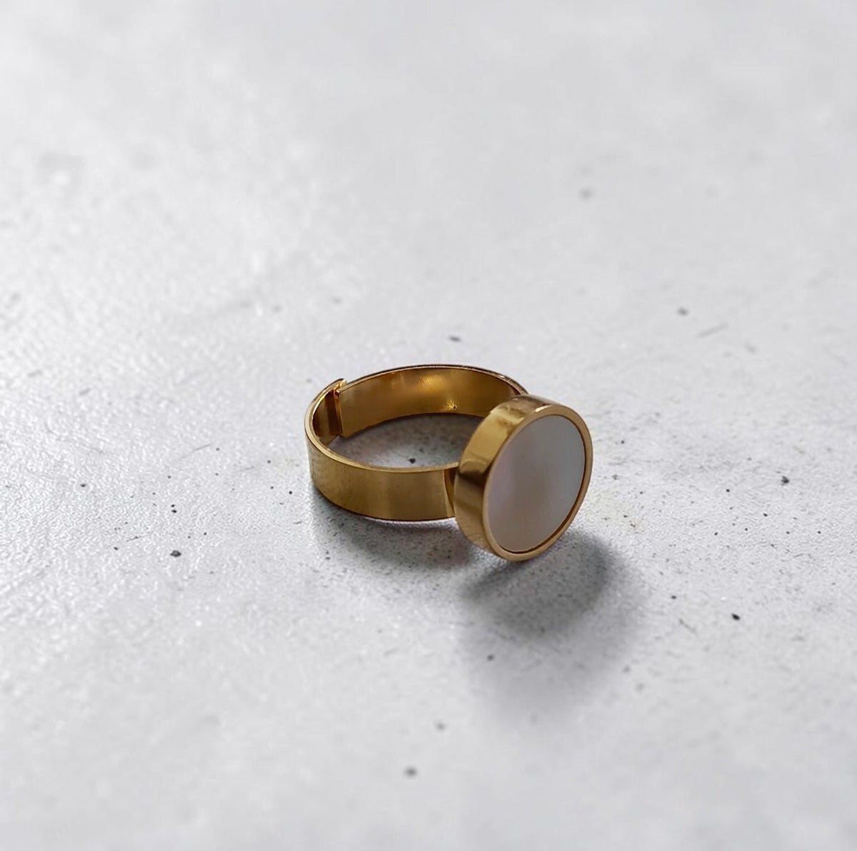 bague dorée nacre blanche en acier inoxydable et réglable
