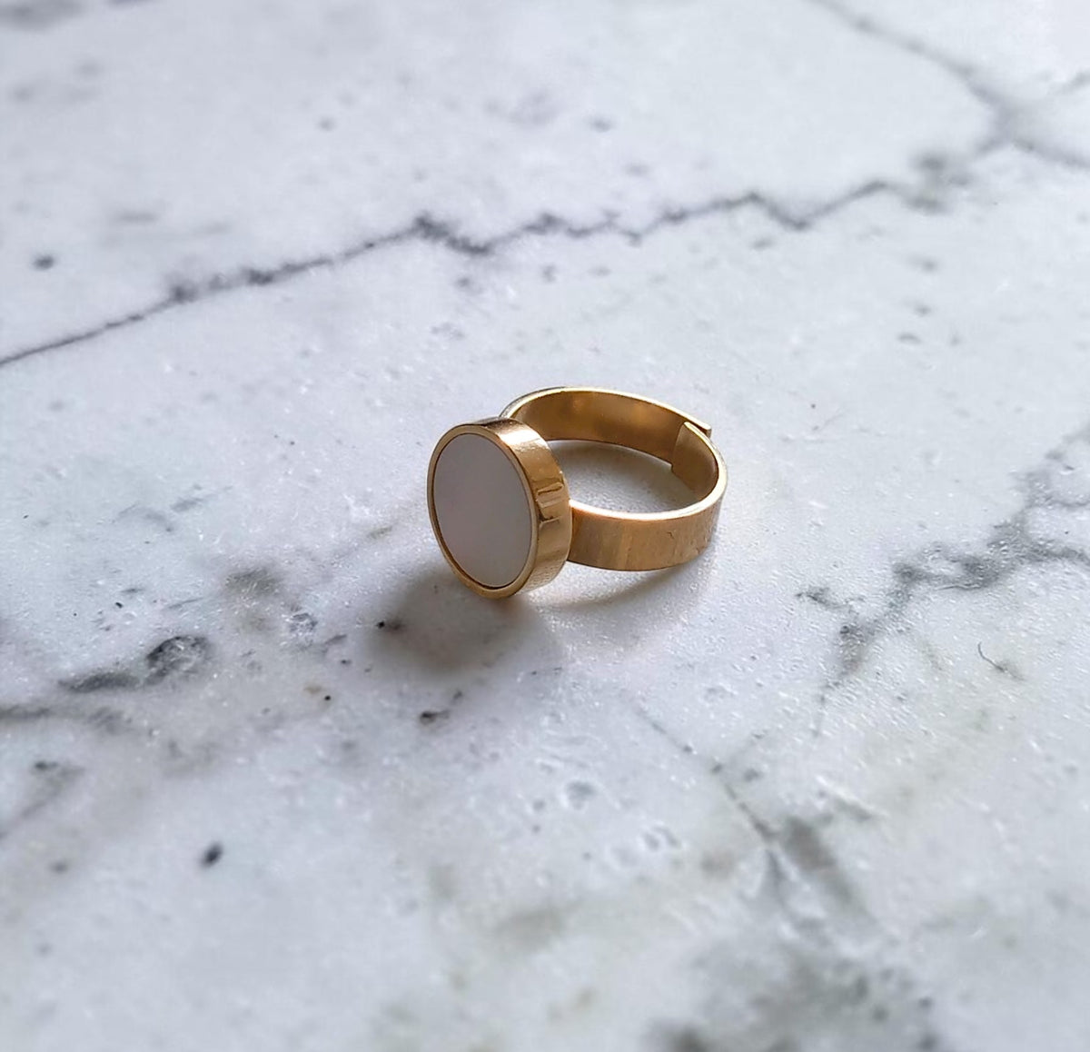 Bague dorée nacre blanche en acier inoxydable et réglable