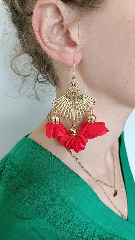 Grandes boucles d'oreilles éventails dorées et fleurs rouges en tissu, percées ou clips