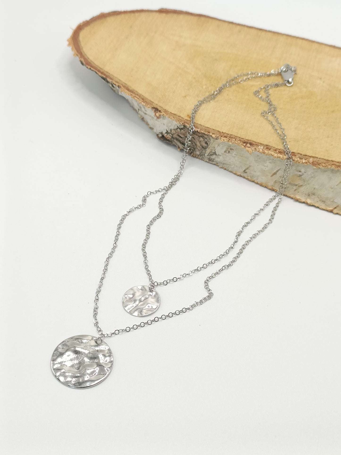 Collier court double Berthie en acier inoxydable et médailles martelées en laiton de qualité supérieure 