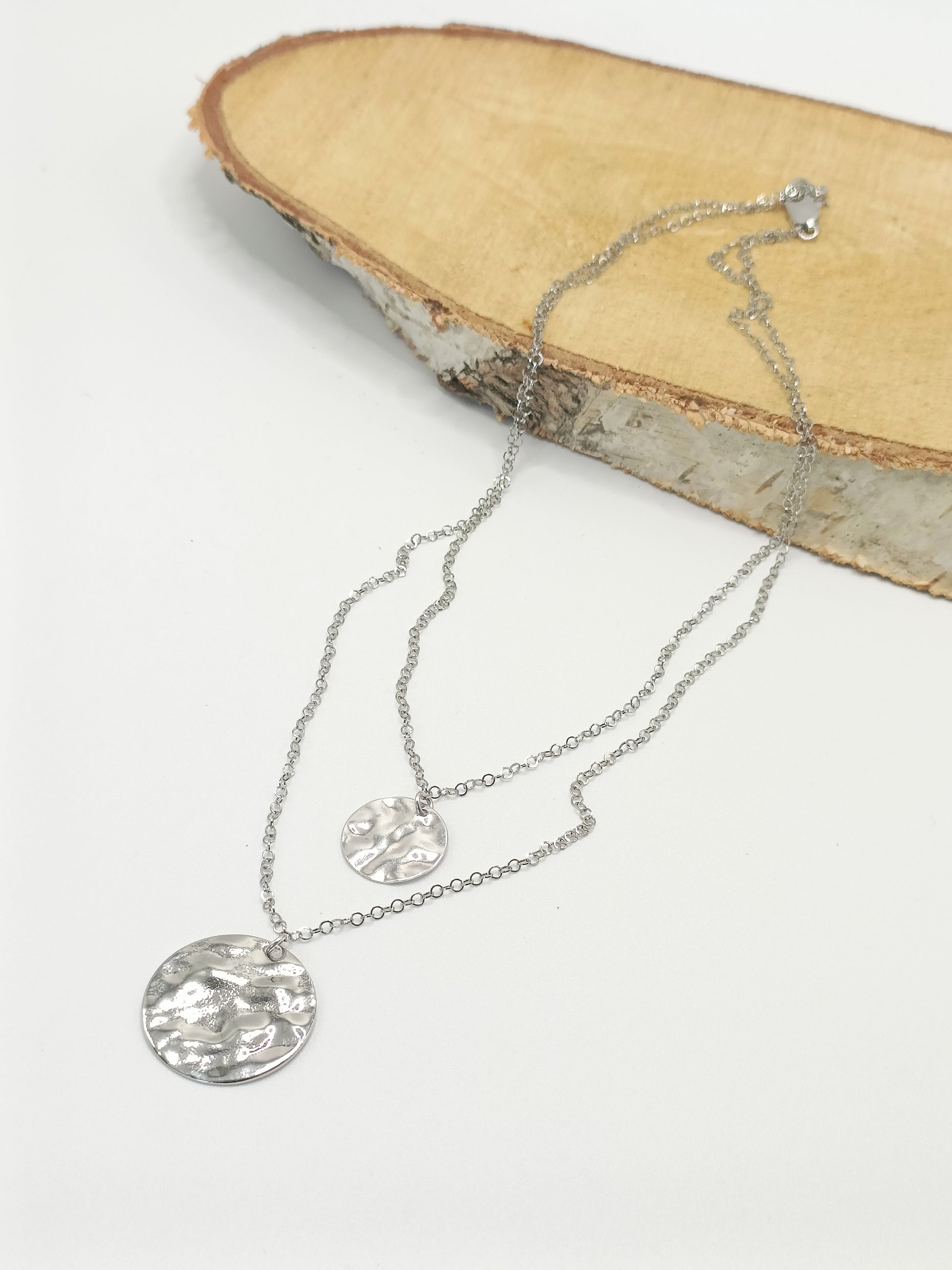 Collier court double Berthie en acier inoxydable et médailles martelées en laiton de qualité supérieure 
