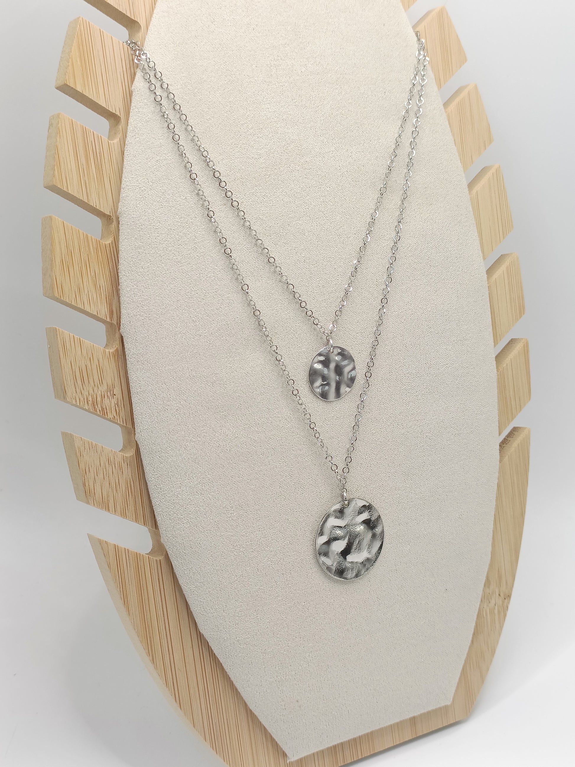 Collier court double argenté Berthie en acier inoxydable et médailles martelées en laiton de qualité supérieure