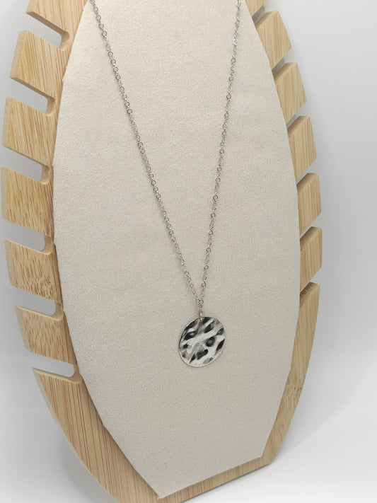 Collier court argenté Berthie en acier inoxydable et médaille martelée en laiton de qualité supérieure 
