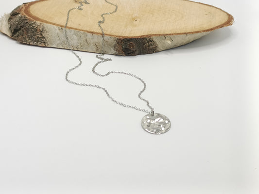 Sautoir argenté Berthie en acier inoxydable et belle médaille martelée