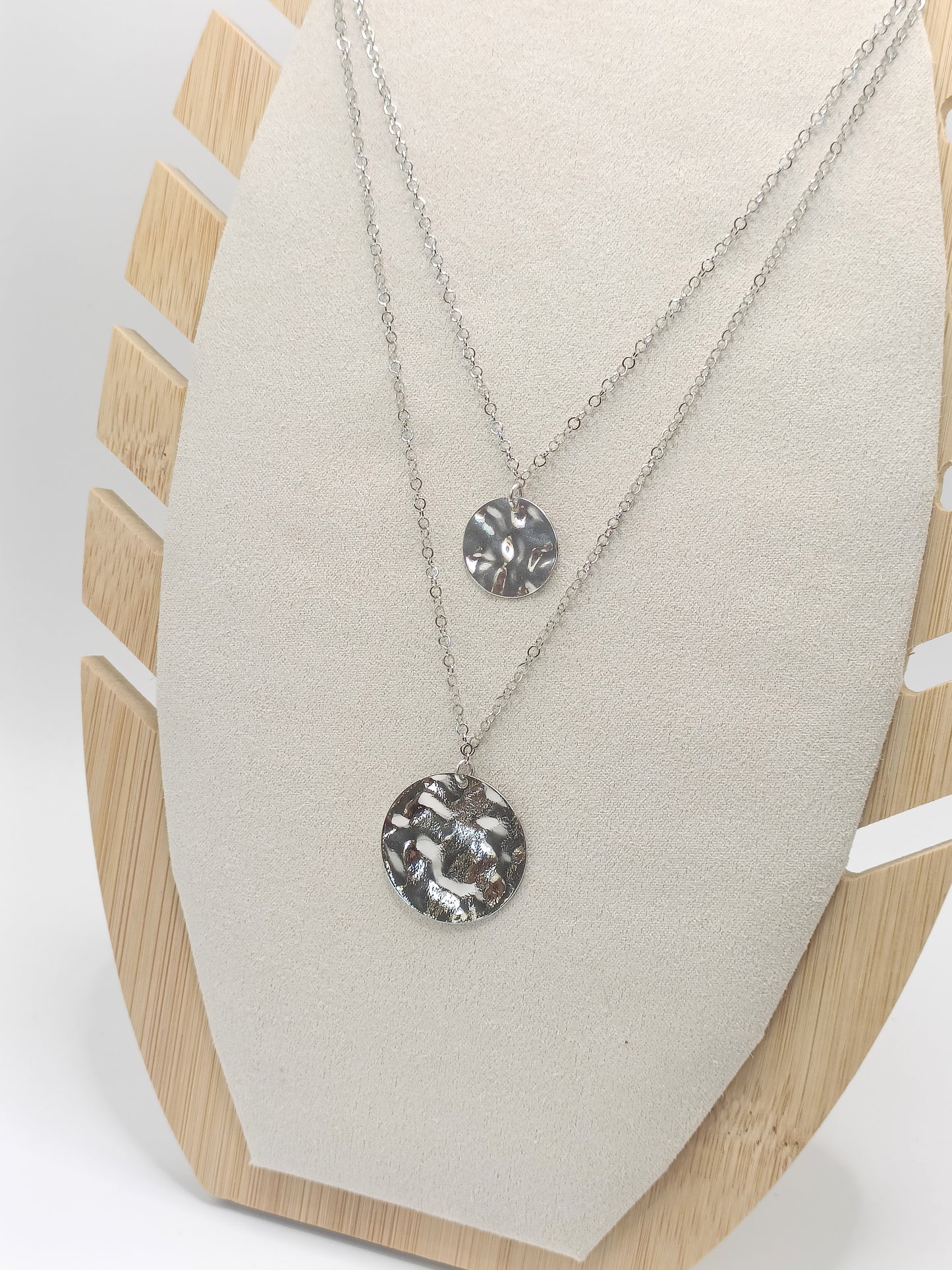 Collier court double Berthie en acier inoxydable et médailles martelées en laiton de qualité supérieure