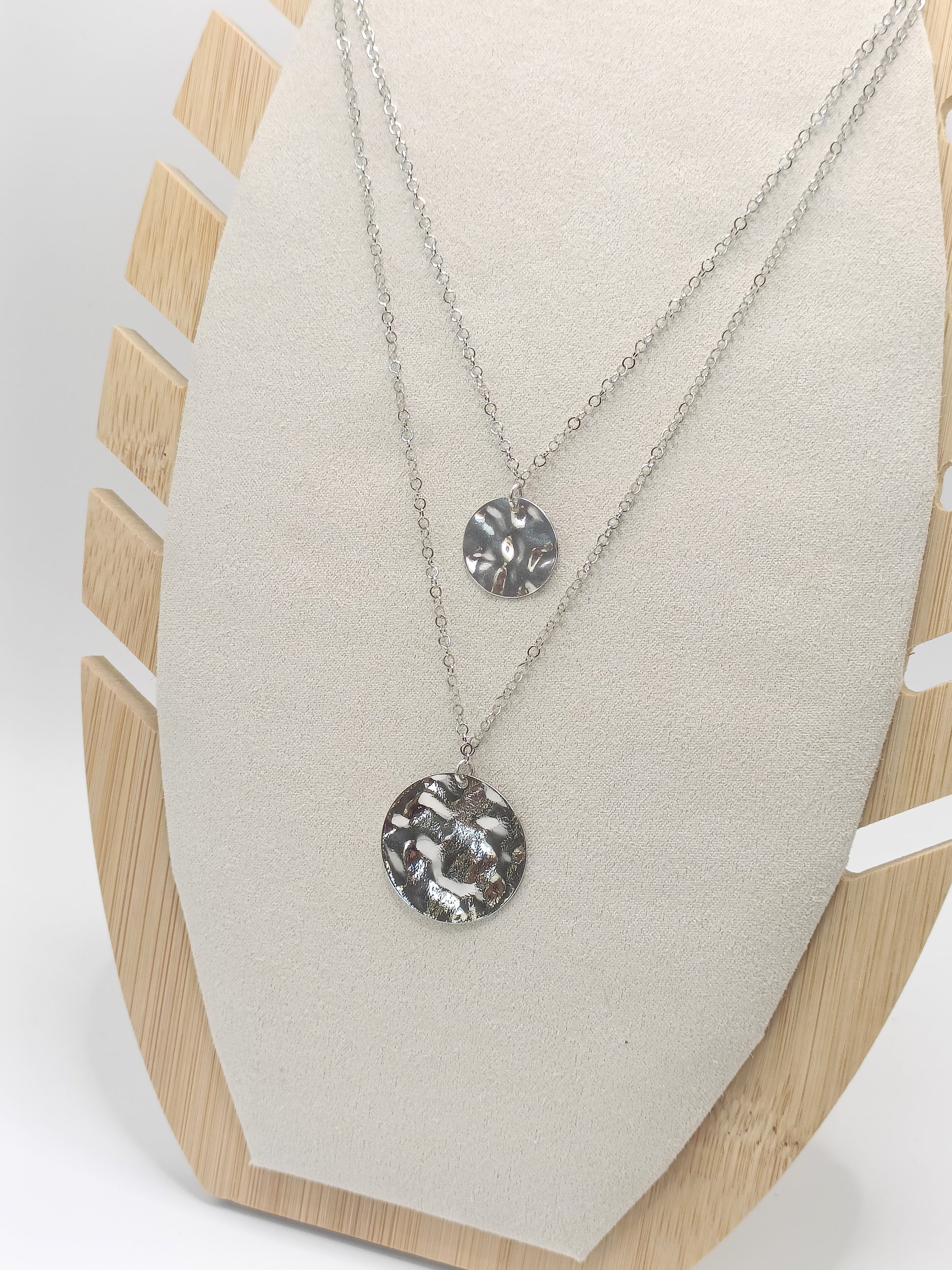 Collier court double Berthie en acier inoxydable et médailles martelées en laiton de qualité supérieure