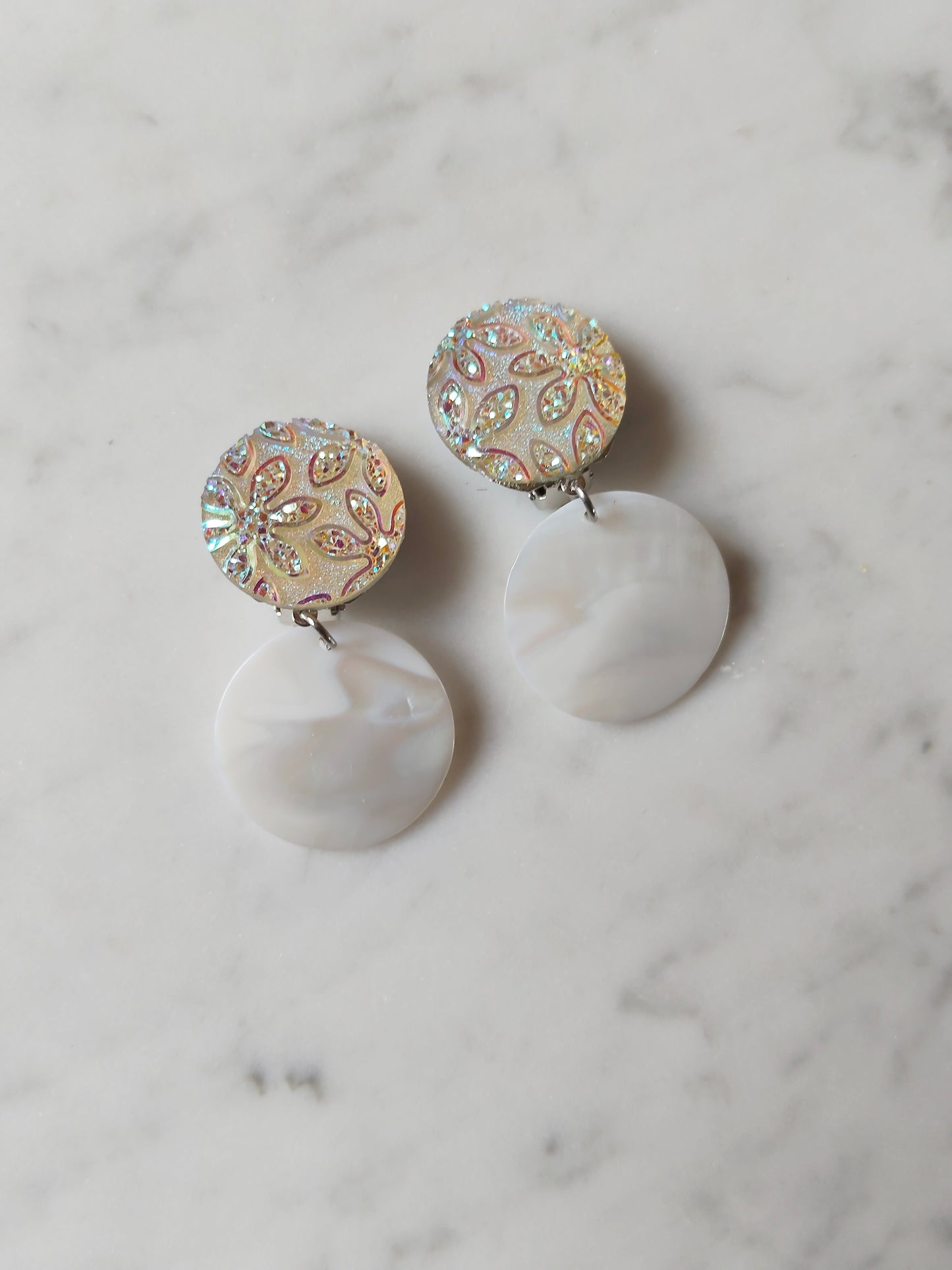 Colombe, les boucles d'oreilles clips fleurs irisées et nacre ronde blanche