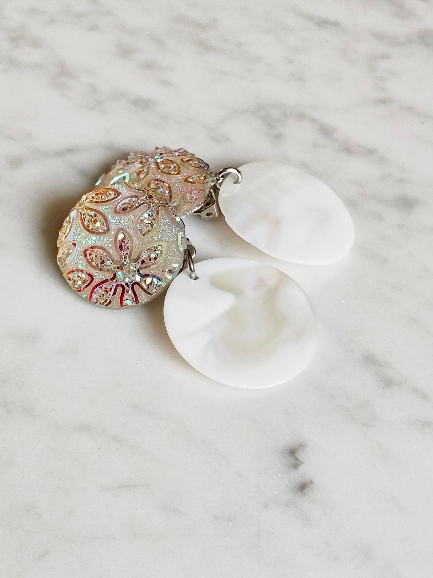 Colombe, boucles d'oreilles clips fleurs irisées