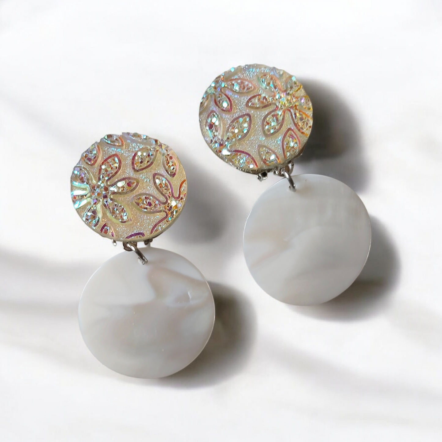 Colombe, boucles d'oreilles clips fleurs irisées