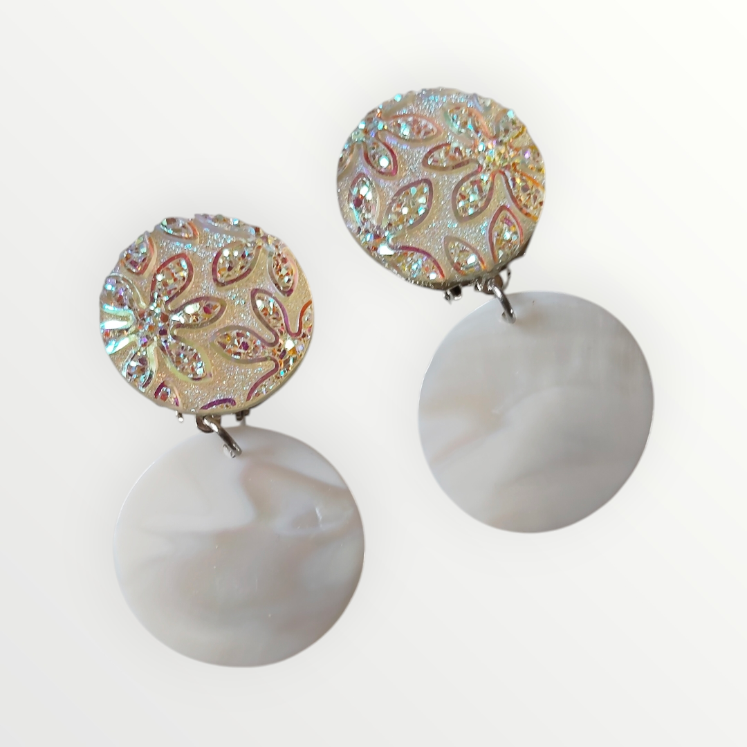 Colombe, les boucles d'oreilles clips fleurs irisées et nacre blanche ronde