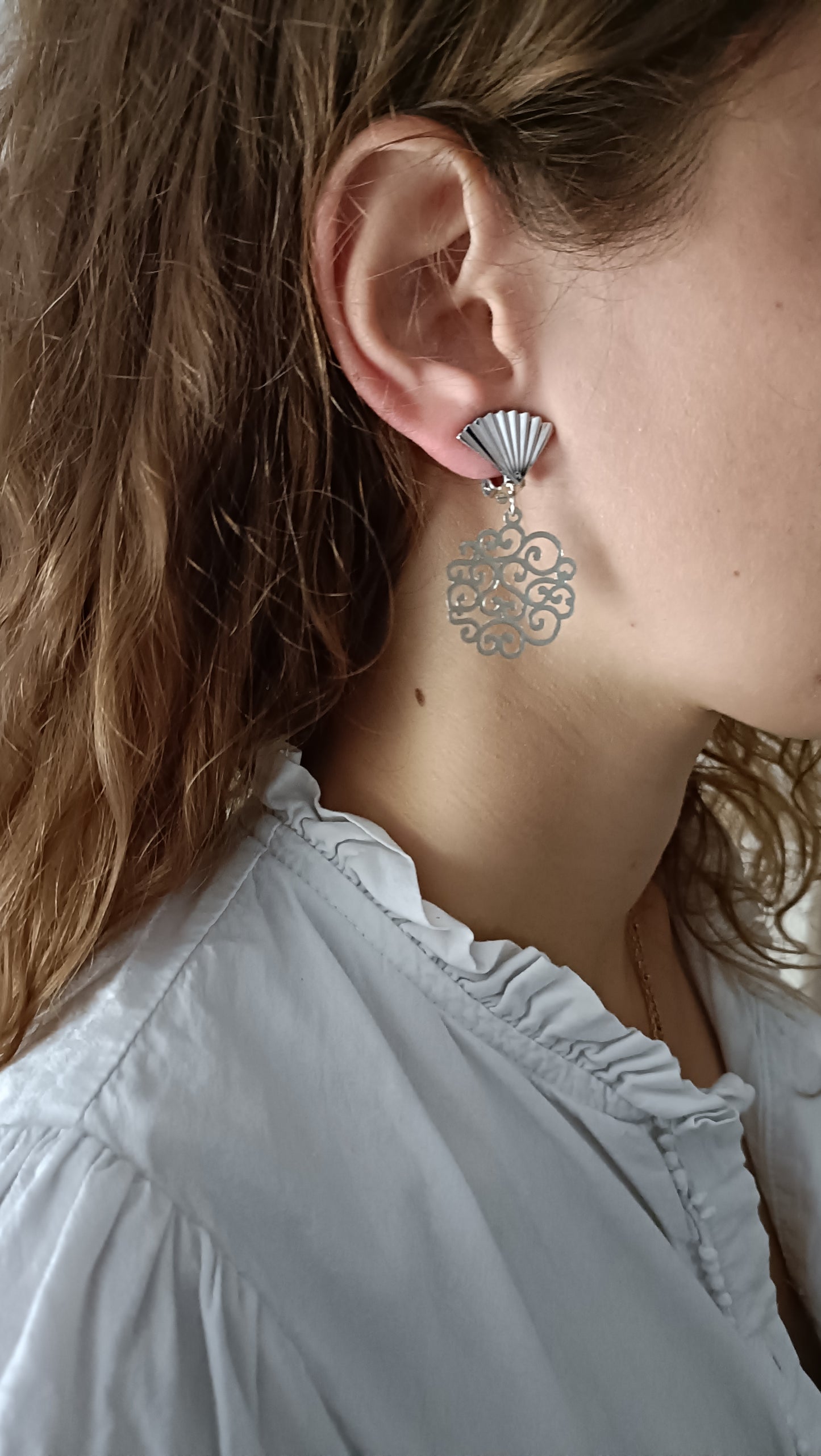 Boucles d'oreilles clips éventails argentés, estampes ajourées 