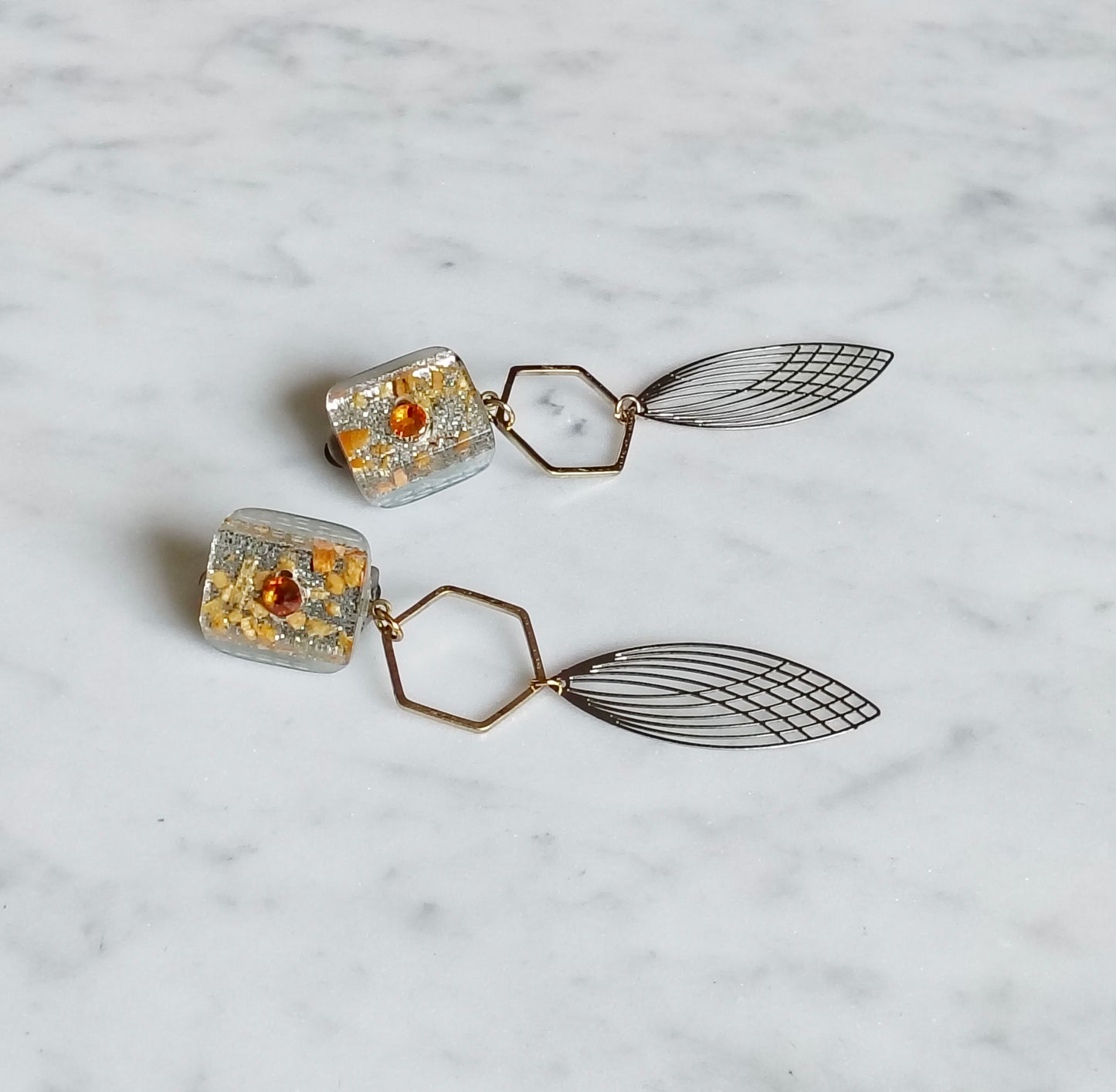 Boucles d'oreilles clips indolores dorées et argentées, motif géométrique et feuilles argentées ciselées