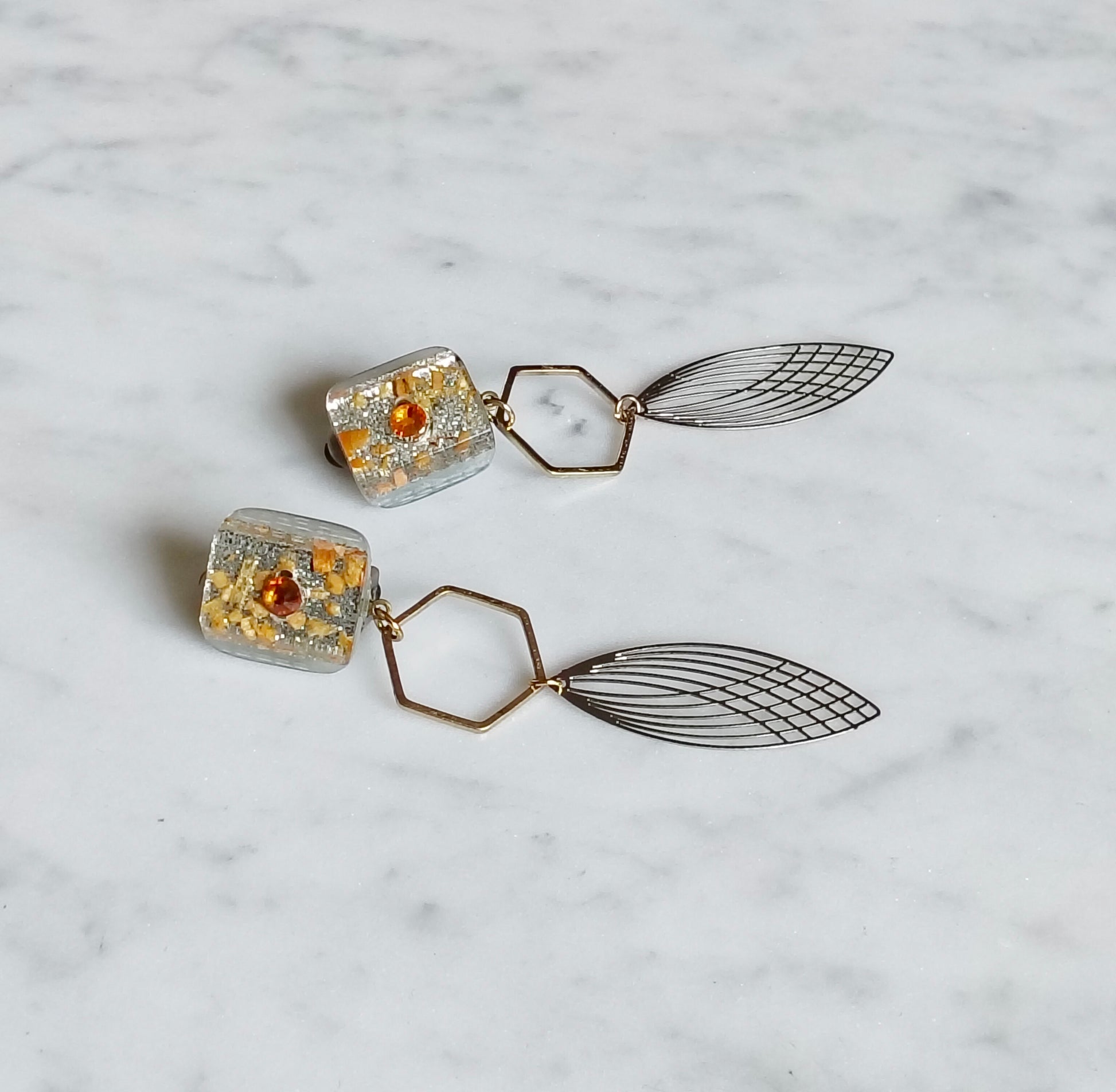 Boucles d'oreilles clips indolores dorées et argentées, motif géométrique et feuilles argentées ciselées
