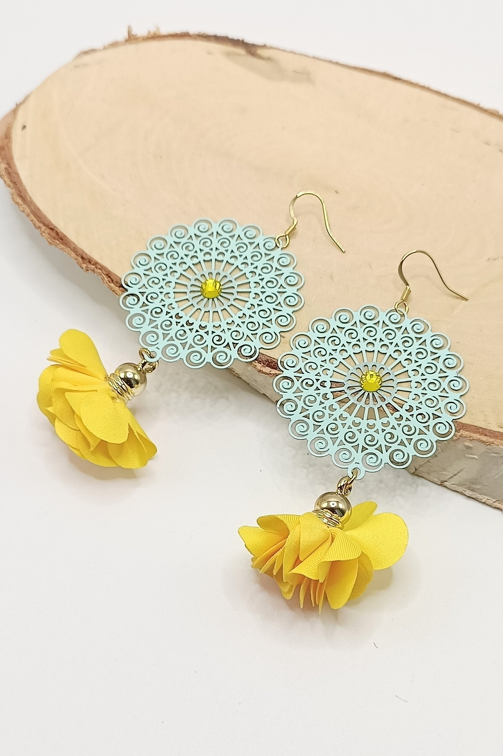 Boucles d'oreilles Imelda vert d'eau et fleurs jaunes en tissu, en percées ou clips