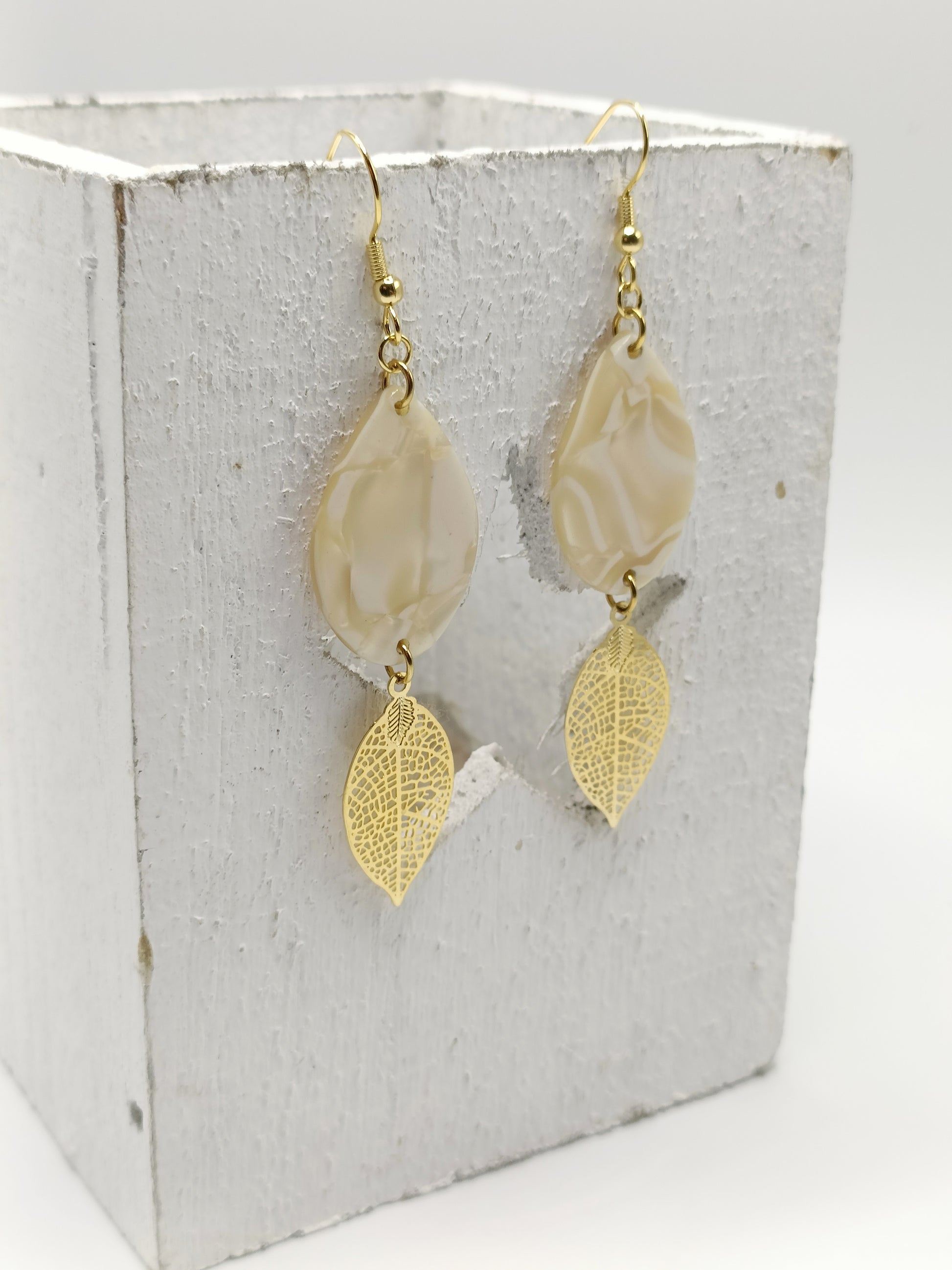 Boucles d'oreilles gouttes en acétate blanc et beige marbré et feuilles dorées à l'or fin, disponibles en percées ou clips