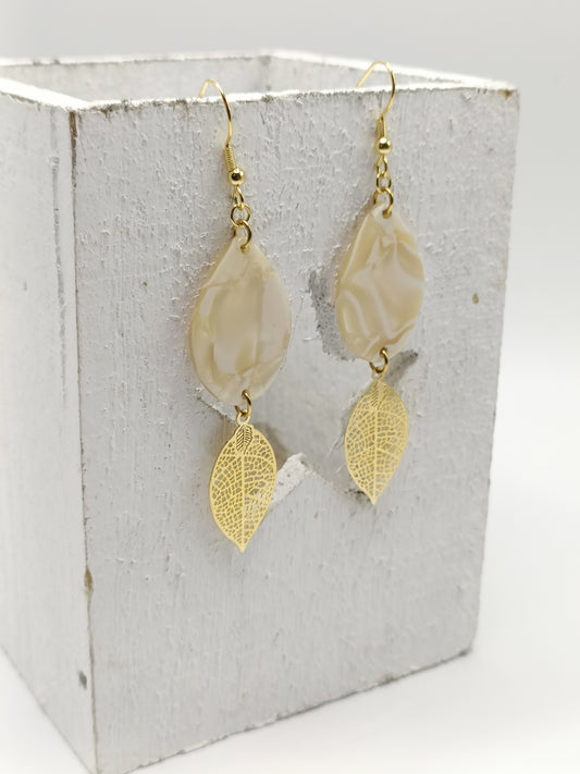 Boucles d'oreilles gouttes en acétate blanc et beige marbré et feuilles dorées à l'or fin, disponibles en percées ou clips
