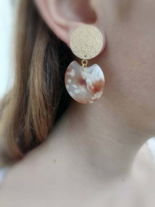 Boucles d'oreilles clips dorés, en acétate marbré marron, beige et blanc