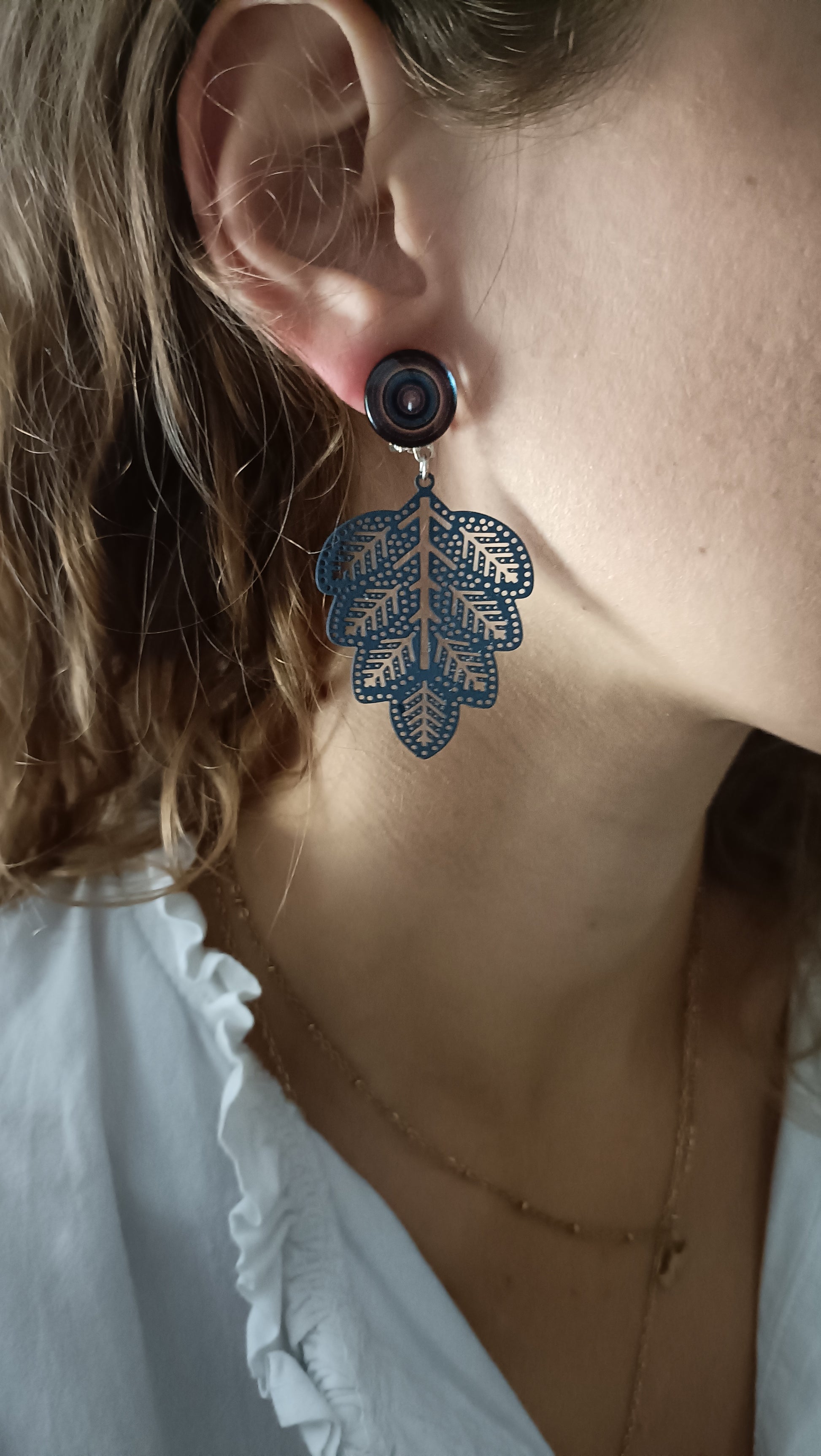 Boucles d'oreilles clips indolores bleu marine, feuilles ajourées 
